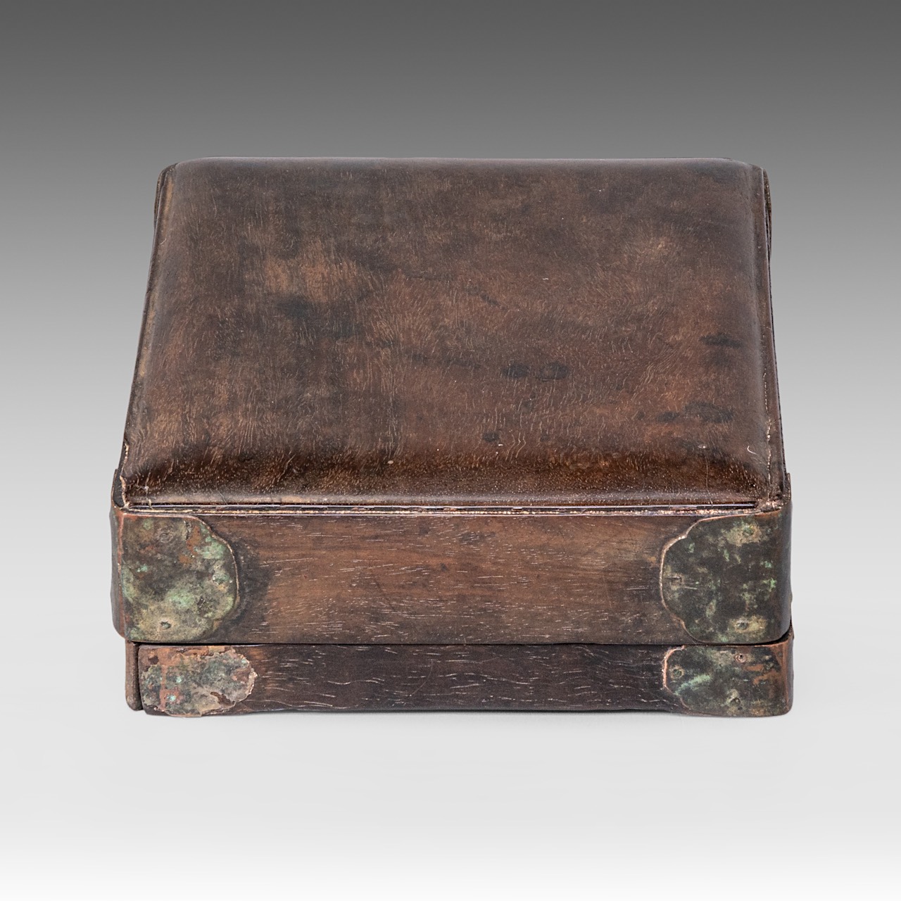 A Chinese hardwood box and cover, presumably zitan wood, late Qing, 18 x 13,5 - H 5 cm - Image 3 of 10