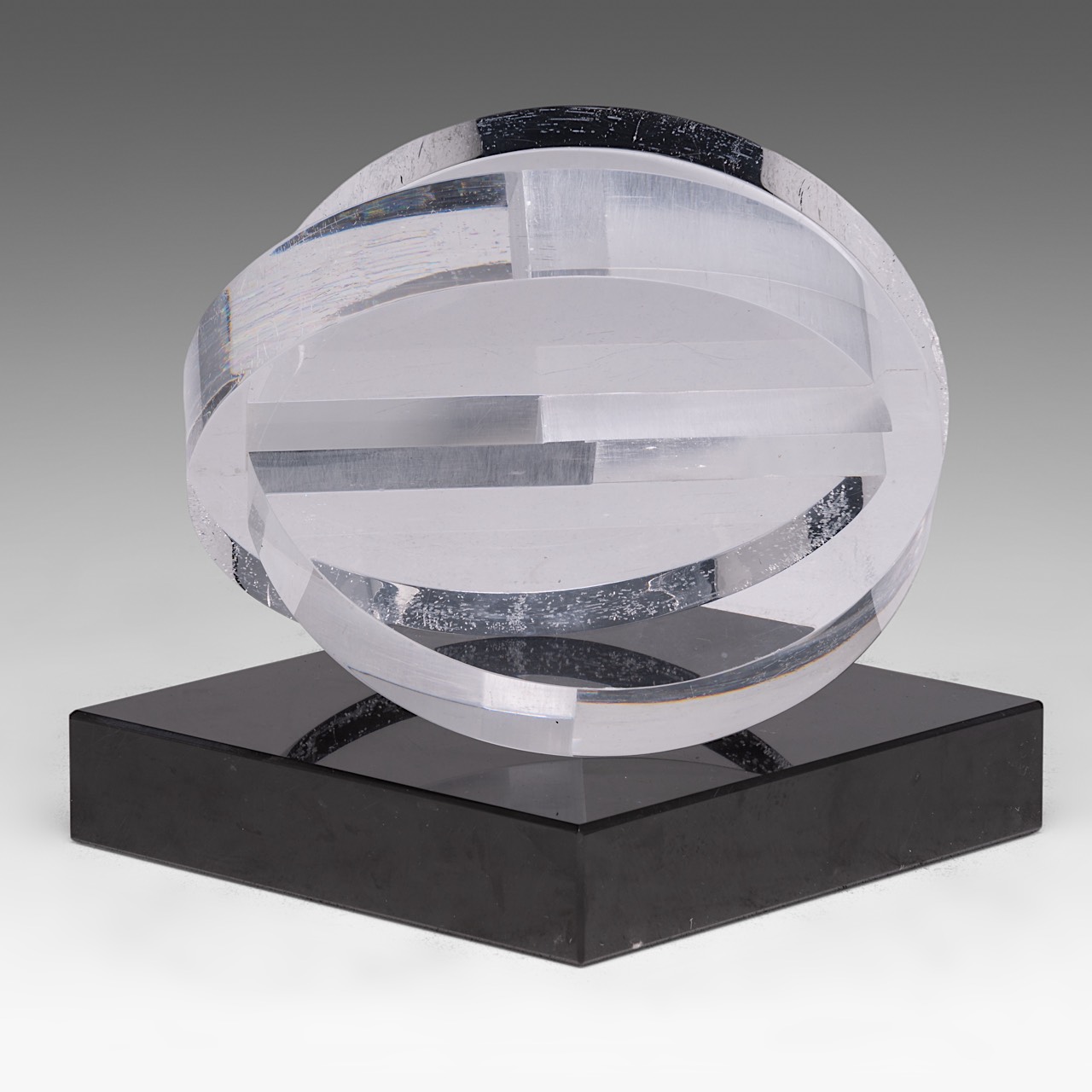 Hilde Van Sumere (1932-2013), 'Weerspiegeling', plexi on a black marble base, H 20 cm (total) - Image 4 of 9