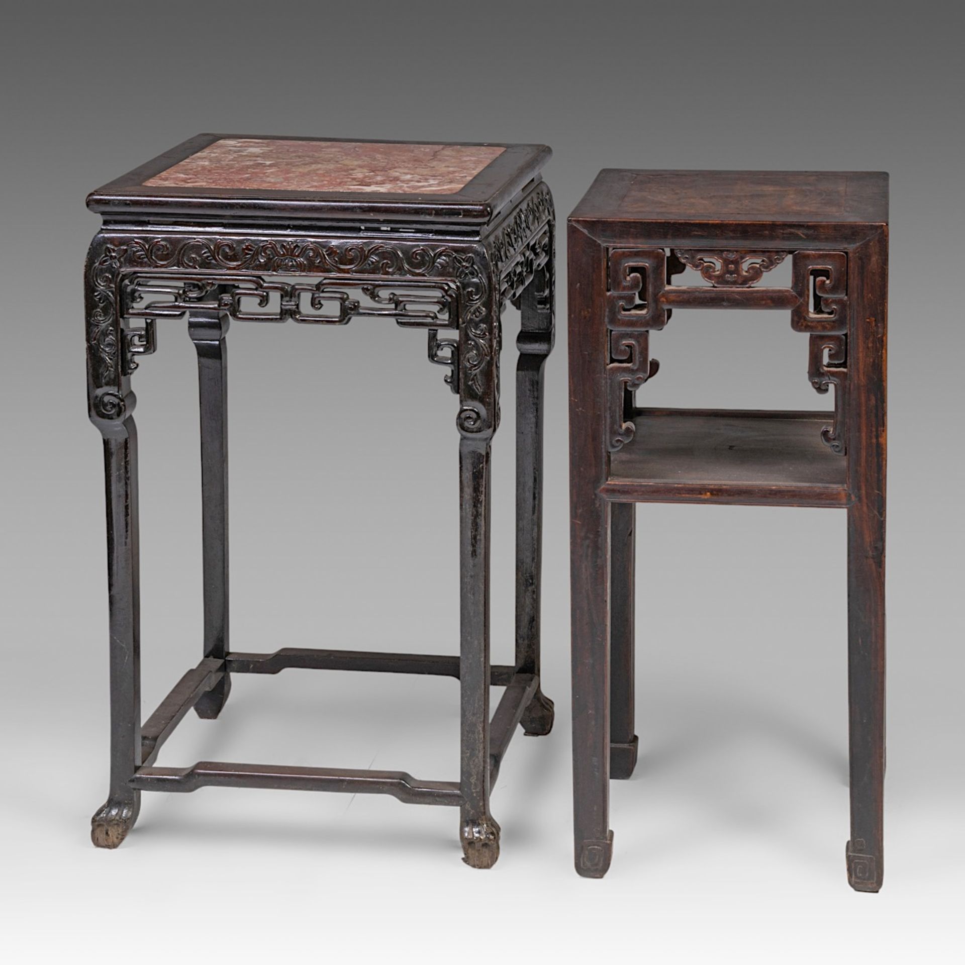 Two South-Chinese carved hardwood bases, one with a marble top, late Qing, largest H 82 - 48 x 48 cm - Bild 3 aus 7