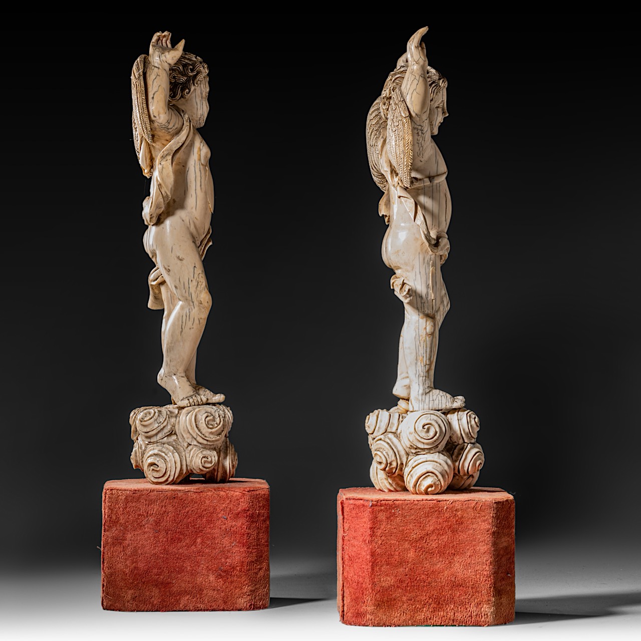 A pair of 17thC ivory angels, probably Indo-Portuguese, H (figures) 38,5 cm - total H 49 cm / 2862 - - Image 6 of 7