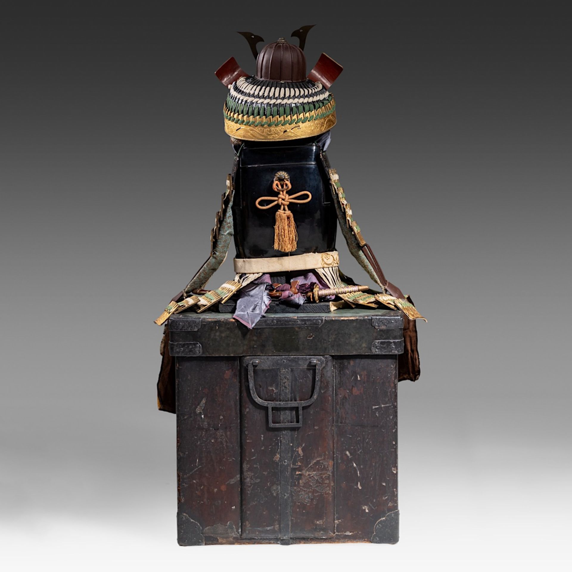 A late Edo/Meiji period (19thC) miniature ceremonial suit of armour, including box, total (with box) - Bild 4 aus 8