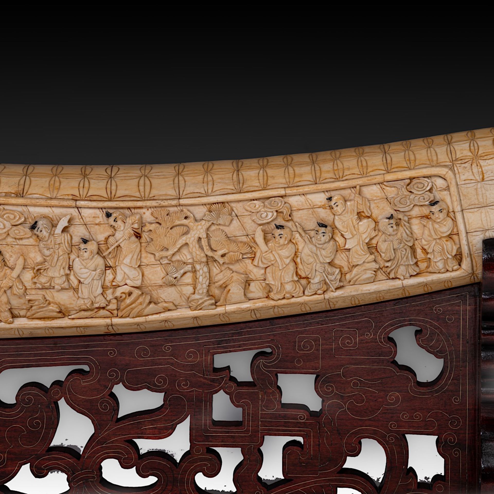 Tusk made from sculpted bone slats, Qing/Republic period, inner arch 165 cm - outer arch 175 cm - Bild 7 aus 13