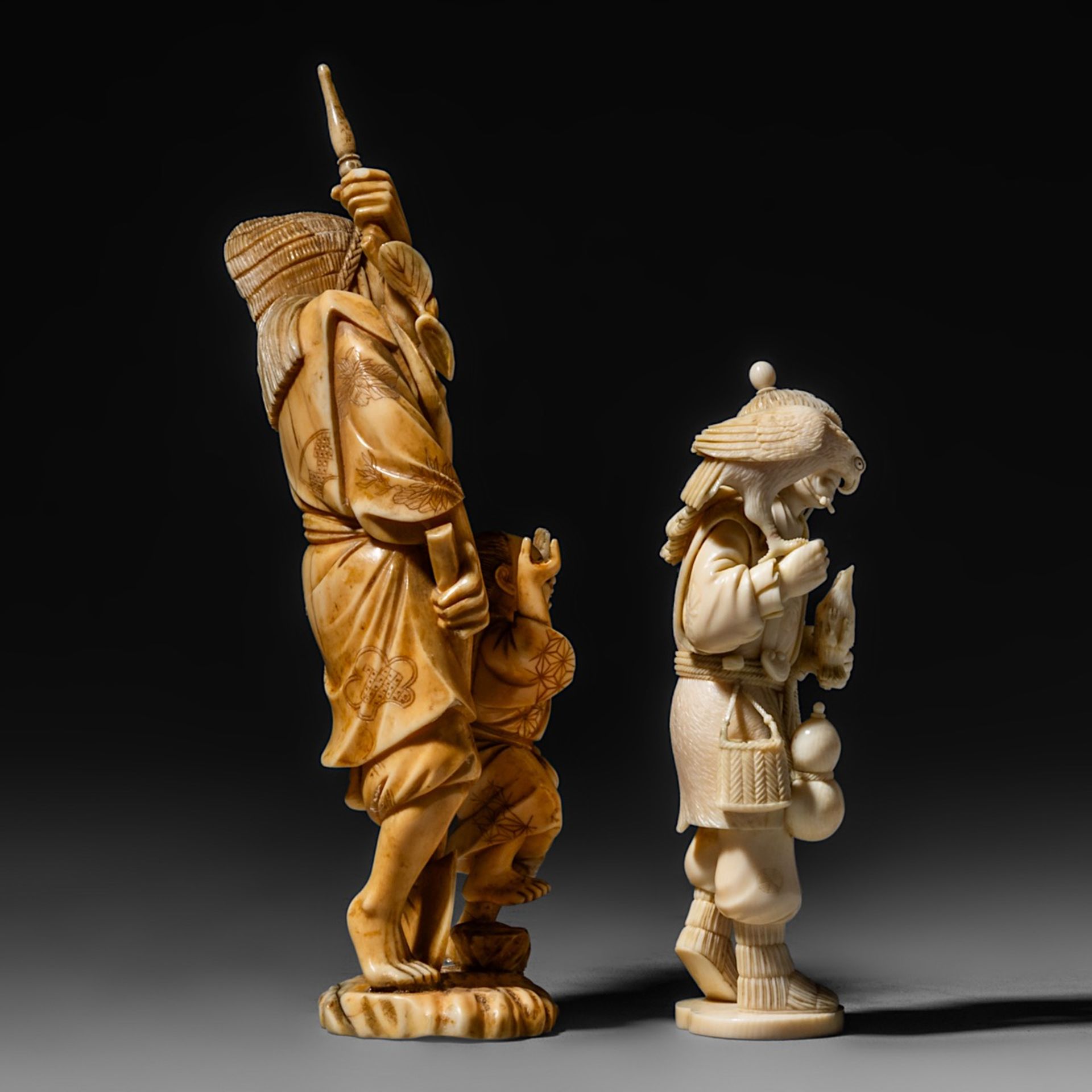 Two ivory okimono, Meiji period (1868-1912); one of a huntsman and his hawk, H 14,7 cm - 177 g, one - Image 5 of 10