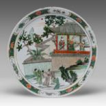 A large Chinese famille verte 'Romance of Three Kingdoms' plate, Kangxi period, dia 41,7 cm