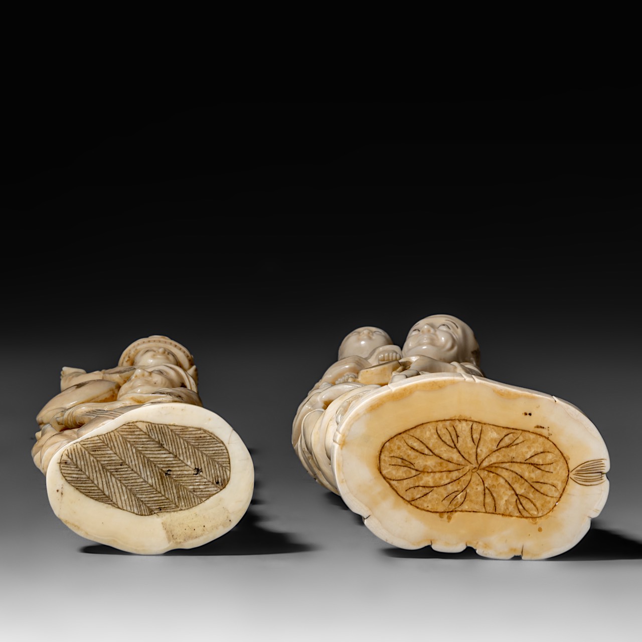 Two Japanese walrus ivory okimono of fathers with their children, Taisho period (1912-1926), H 27 cm - Image 8 of 11