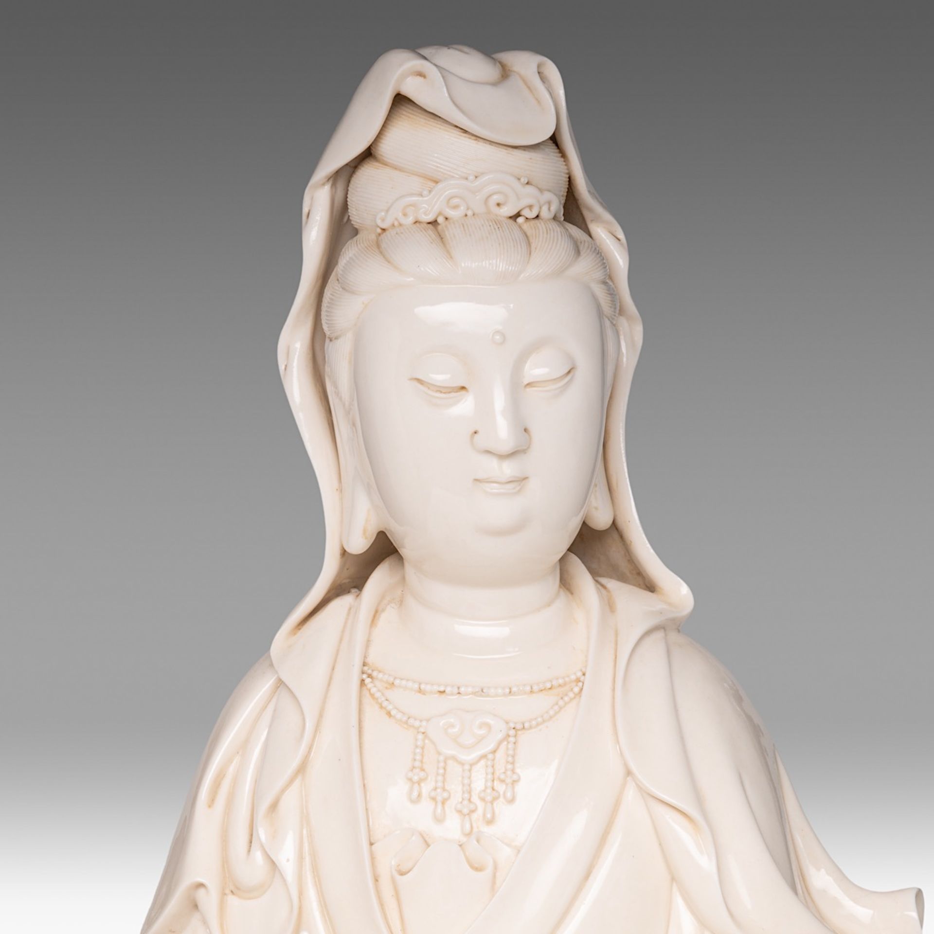 A large Chinese Dehua blanc-de-chine standing Guanyin, marked 'He Chaozong', H 69 cm - Bild 8 aus 9