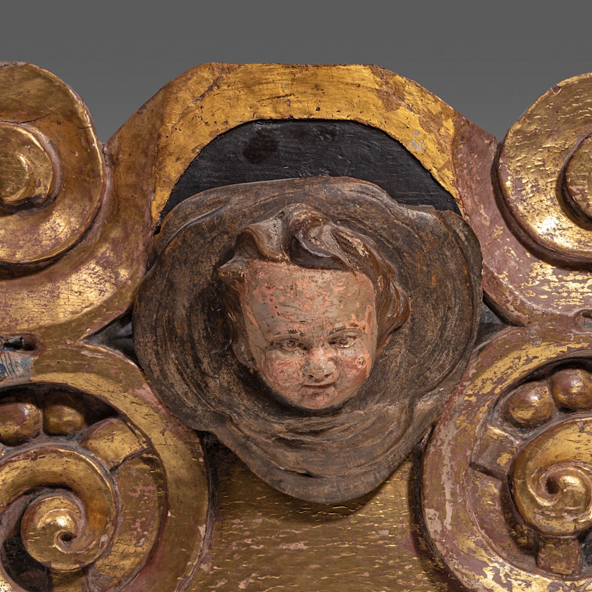 A gilt and polychrome wooden Italian Renaissance supraporta, 17thC, H 50 - W 120 cm - Bild 5 aus 7