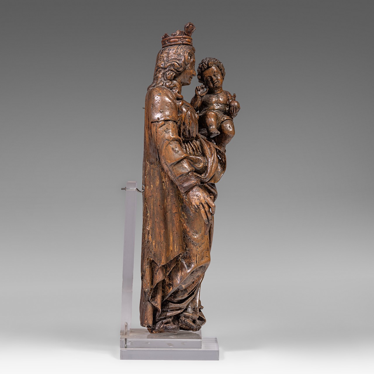 An impressive limewood sculpture of the Crowned Madonna and Child, ca. 1520, Flemish, H 85 cm - Image 6 of 10