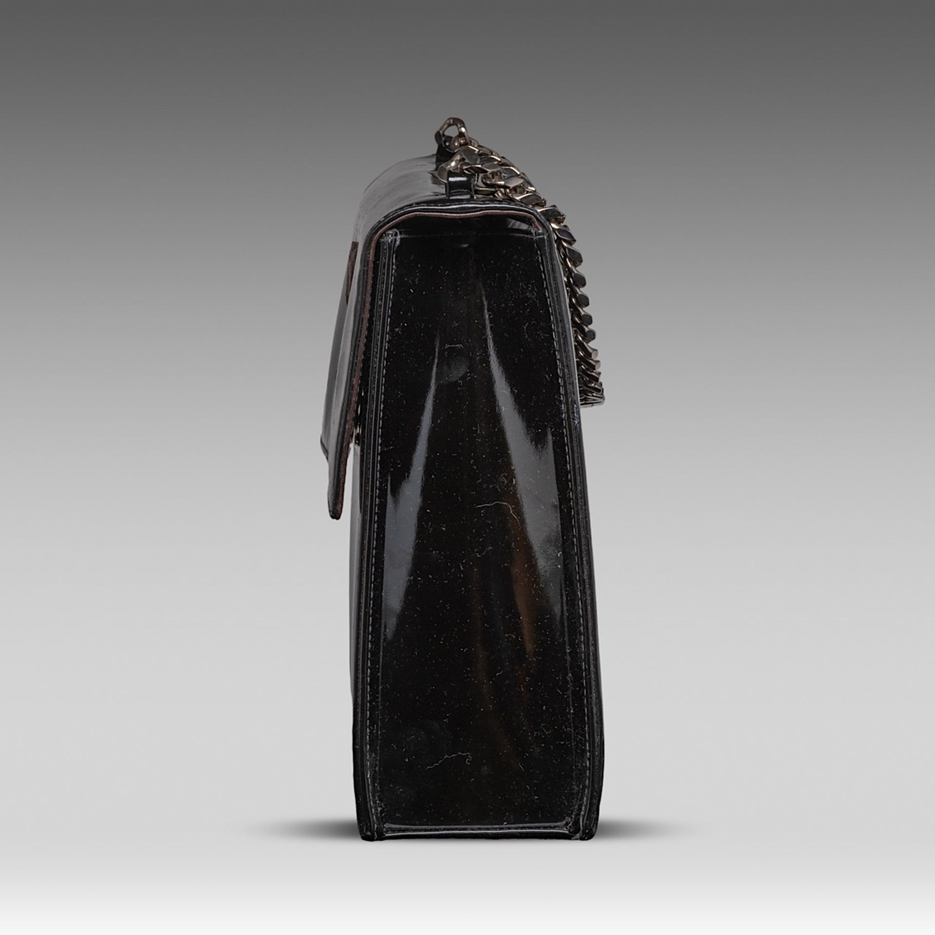 A Chanel flap handbag in black patent leather, H 22 - W 25 - D 8 cm - Bild 5 aus 10