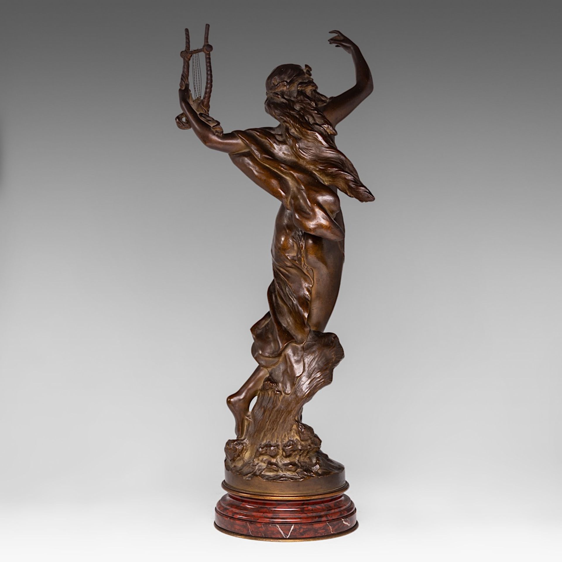 Mathurin Moreau (1822-1912), 'La Victoire', patinated bronze on a marble base, 59,5 cm - Bild 4 aus 7