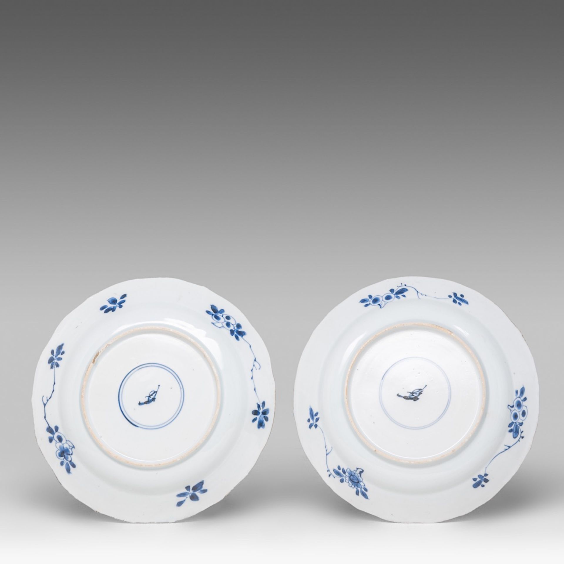 A Chinese blue and white 'Peony Scroll' plate, Kangxi period, dia 35 cm - added a series of four flo - Bild 5 aus 7