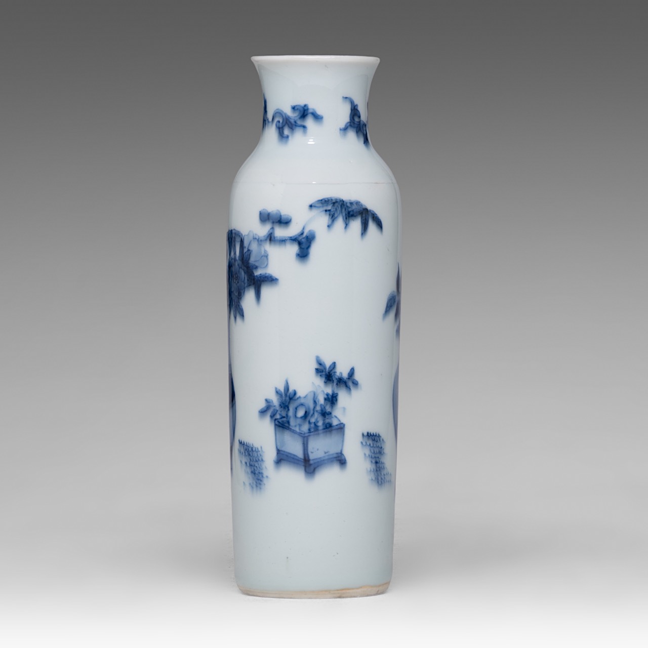 A Chinese blue and white 'Antiquities' sleeve vase, Transitional period, H 21 cm - Image 3 of 6