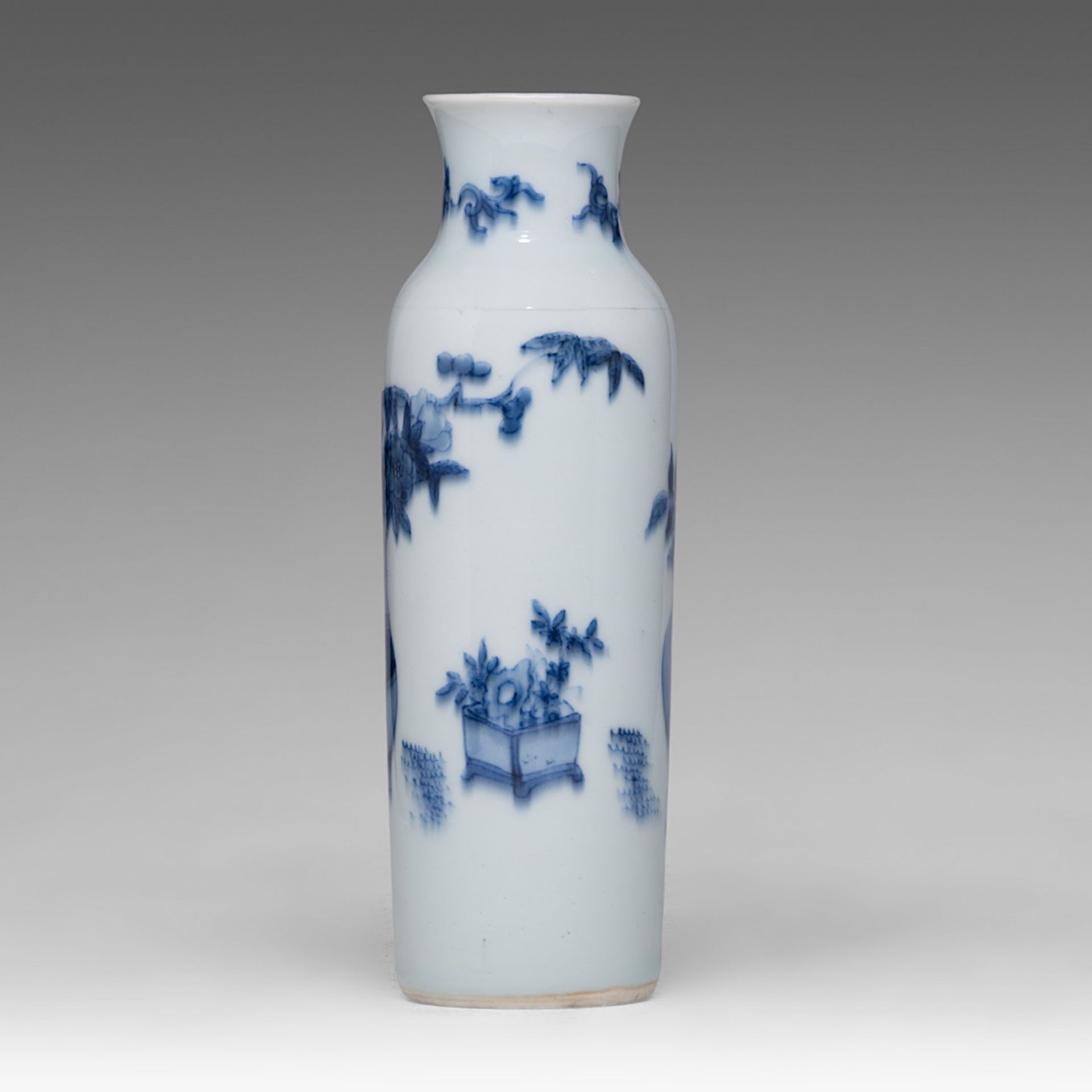 A Chinese blue and white 'Antiquities' sleeve vase, Transitional period, H 21 cm - Bild 3 aus 6
