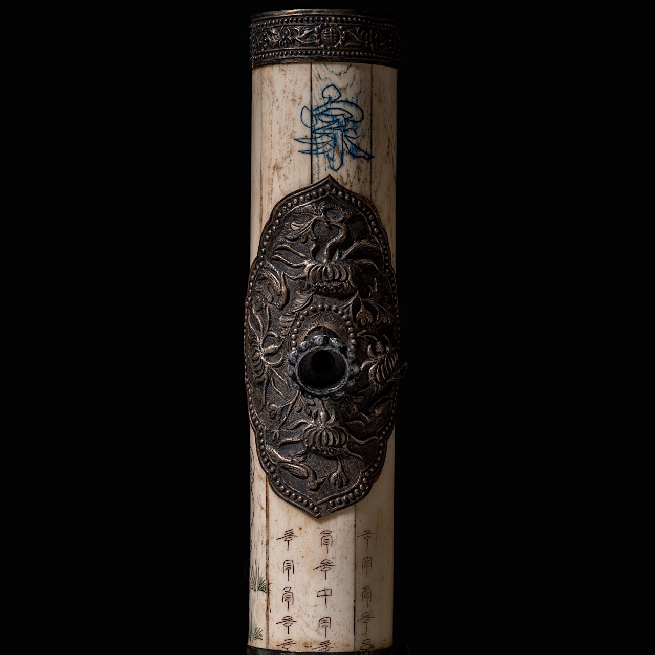 A Chinese opium pipe of engraved bone and metal, 20thC, L 30 cm - Image 17 of 22