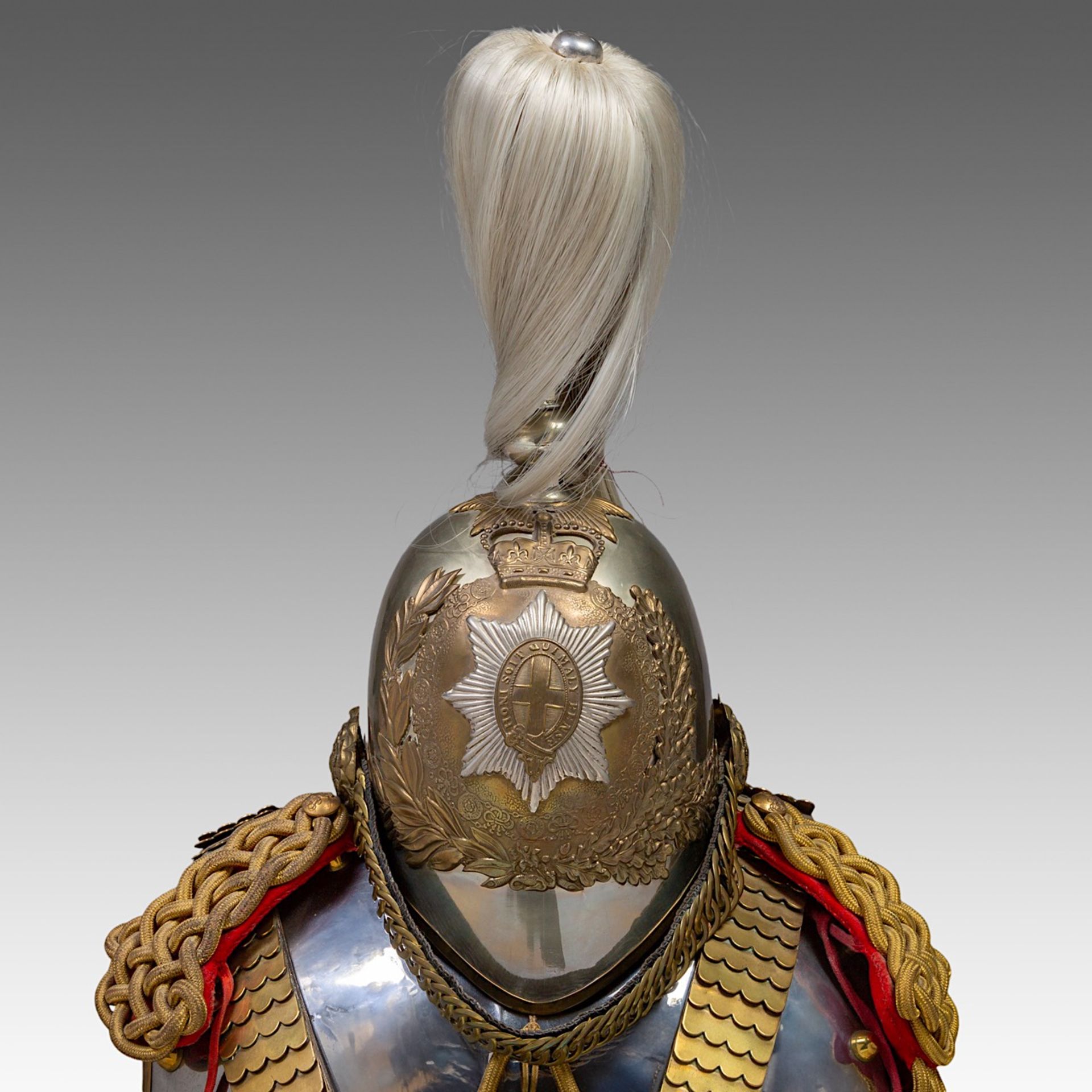 cuirass and helmet of the Royal Horse guards, metal and brass,1952 (Eliabeth II) 88 x 36 x 44 cm. (3 - Bild 6 aus 6