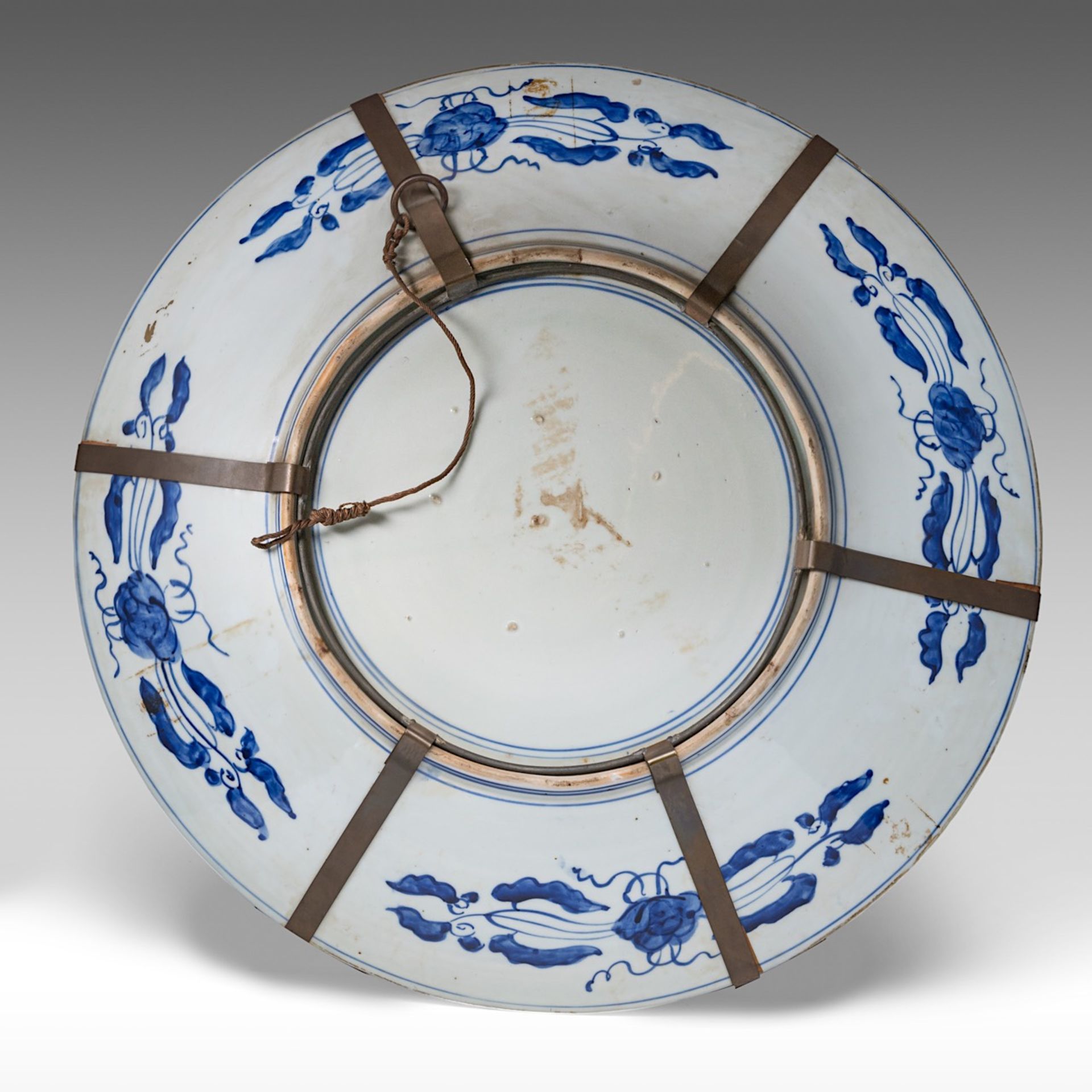 A large Japanese Imari floral decorated plate, Meiji period (1868-1912), dia 62 cm - Bild 2 aus 2