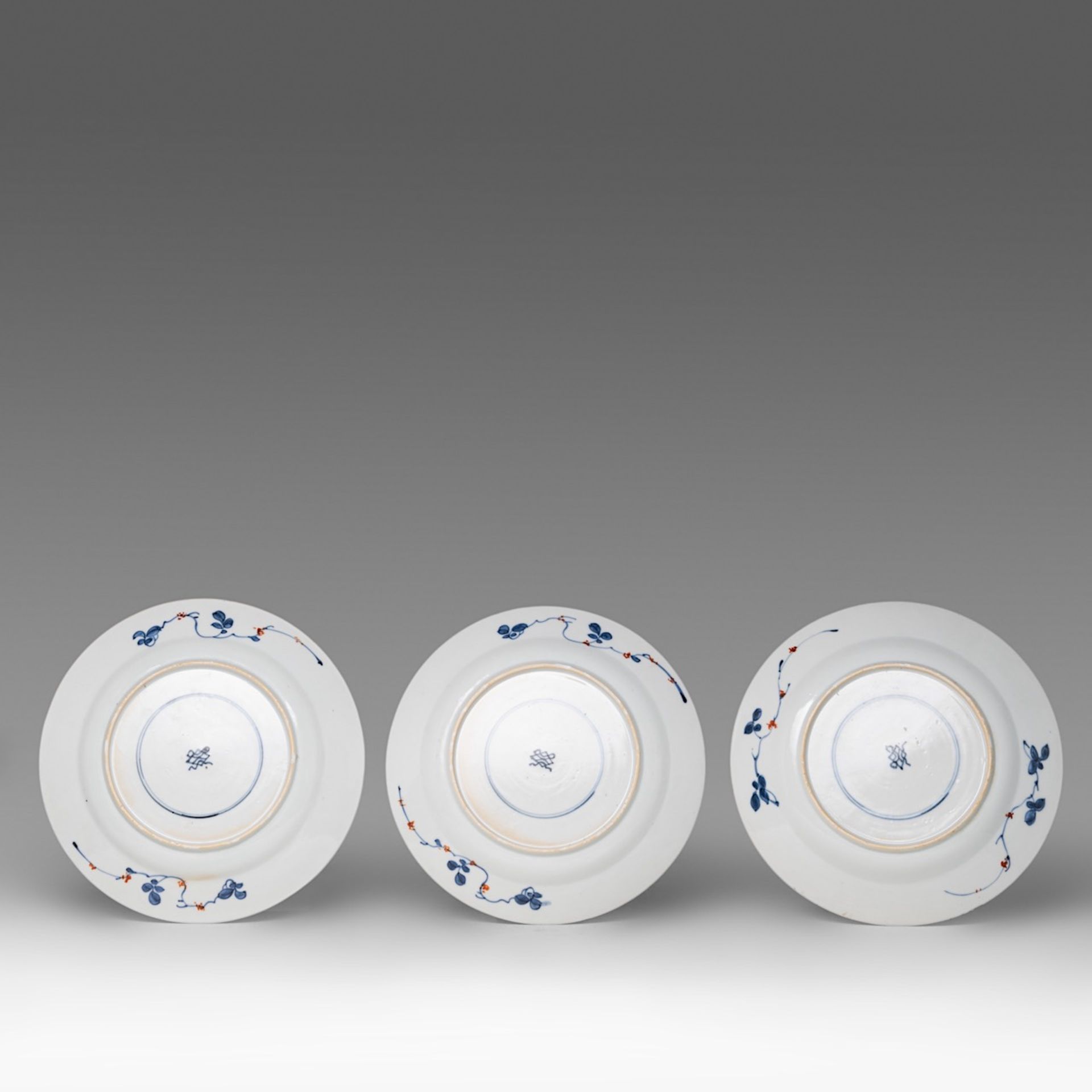 A series of three Chinese doucai floral decorated dishes, 18thC, dia 22 cm - added four blue and whi - Bild 3 aus 7