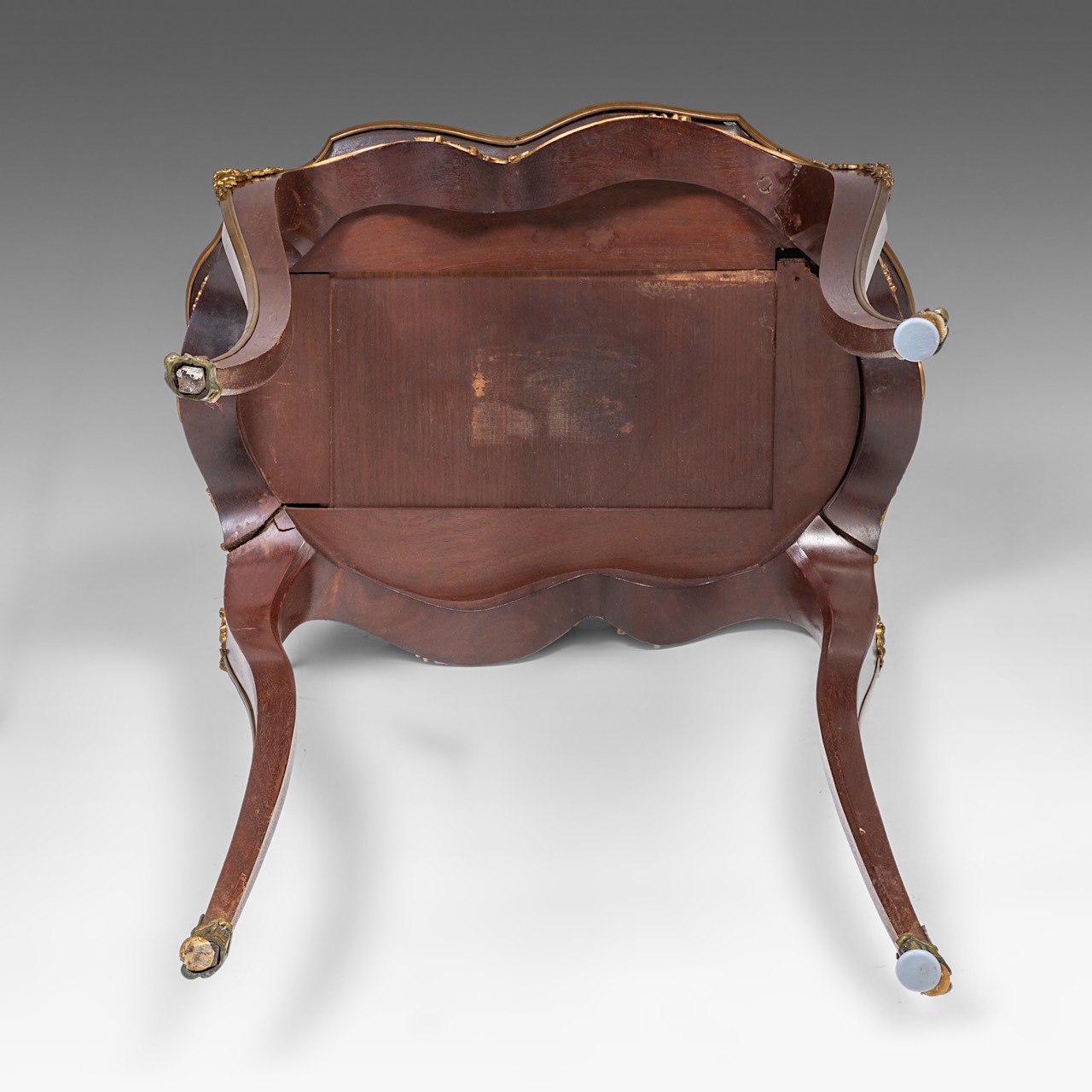 A mahogany marble-topped Louis XV (1723-1774) occasional table with gilt bronze mounts, H 77,5 cm - - Image 7 of 9