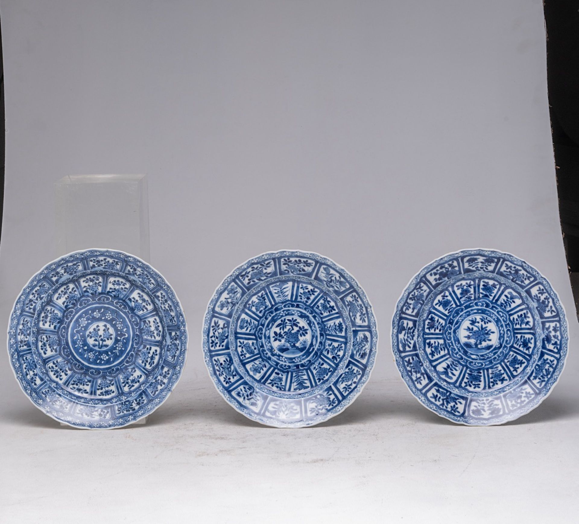 A small collection of Chinese blue and white dishes, including a 'Dragon' plate, Ming dynasty, and K - Bild 4 aus 5