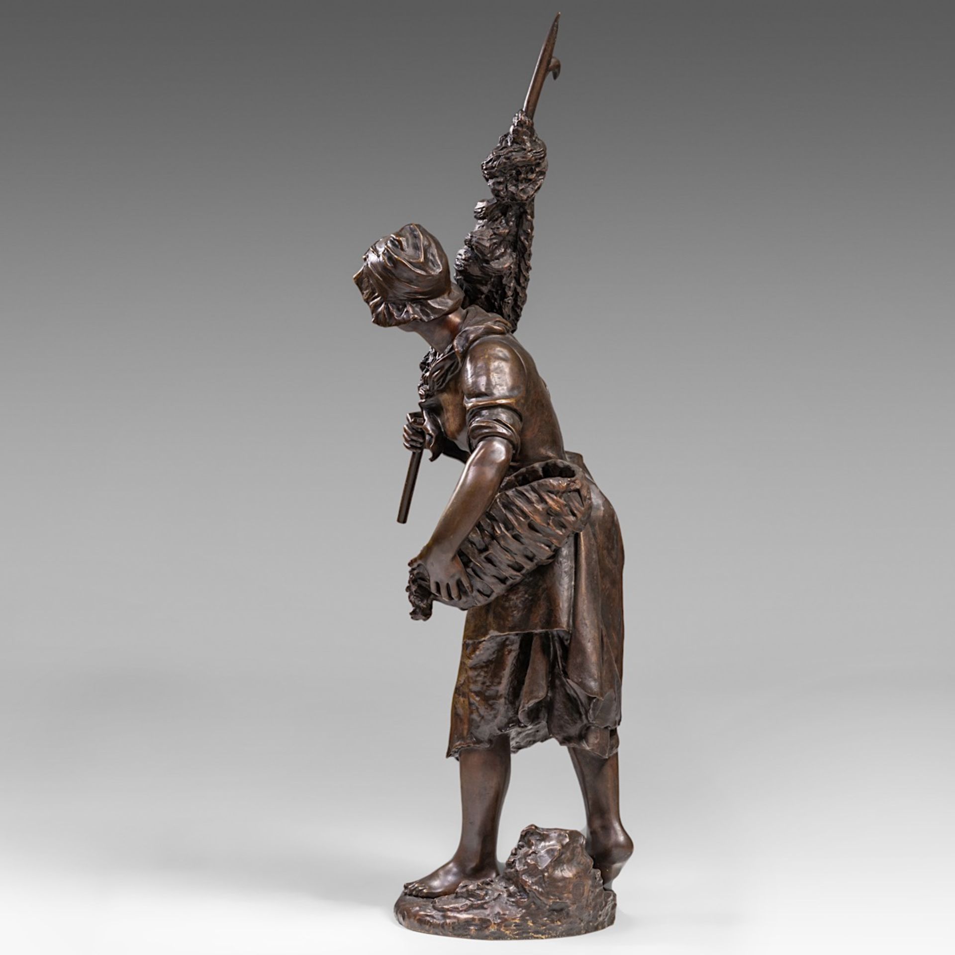 Henryk II Kossowski (1855-1921), 'Le retour de la peche', patinated bronze, H 105 cm - Bild 2 aus 7