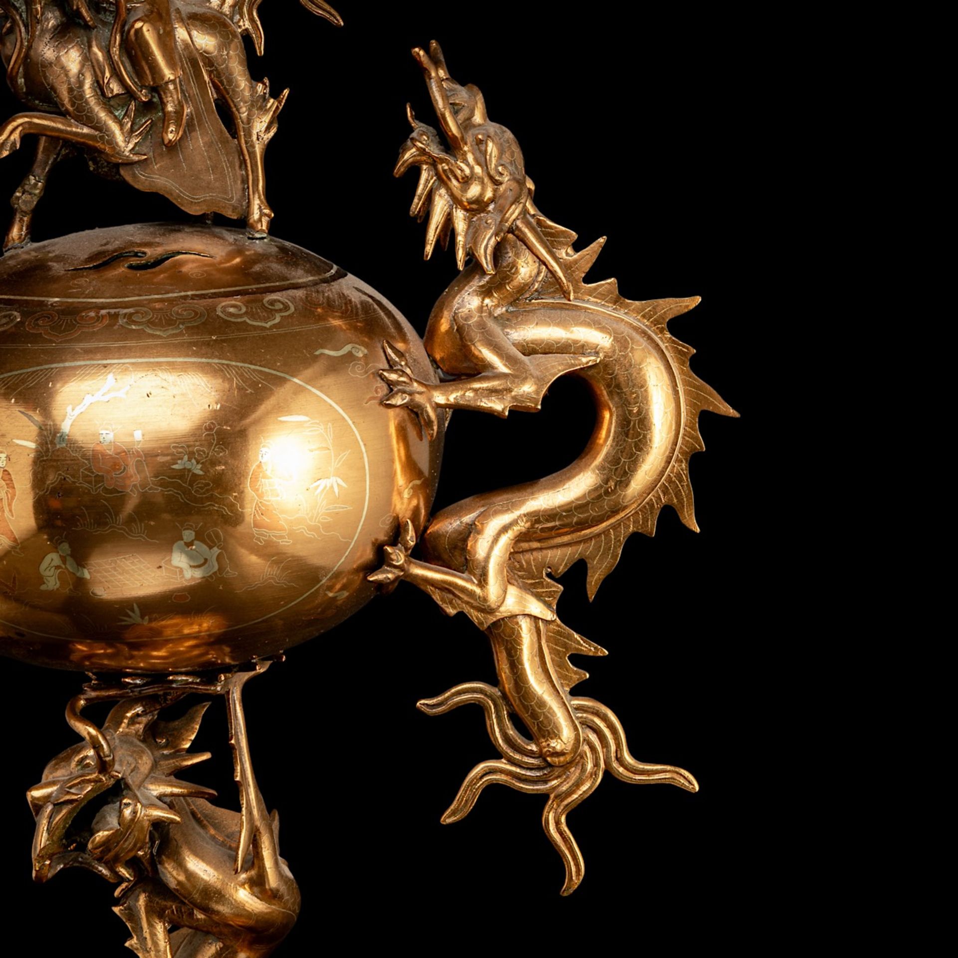 A Japanese gilt bronze censer in the shape of dragons with a kirin on top, 20thC, H 66 cm - Bild 6 aus 8