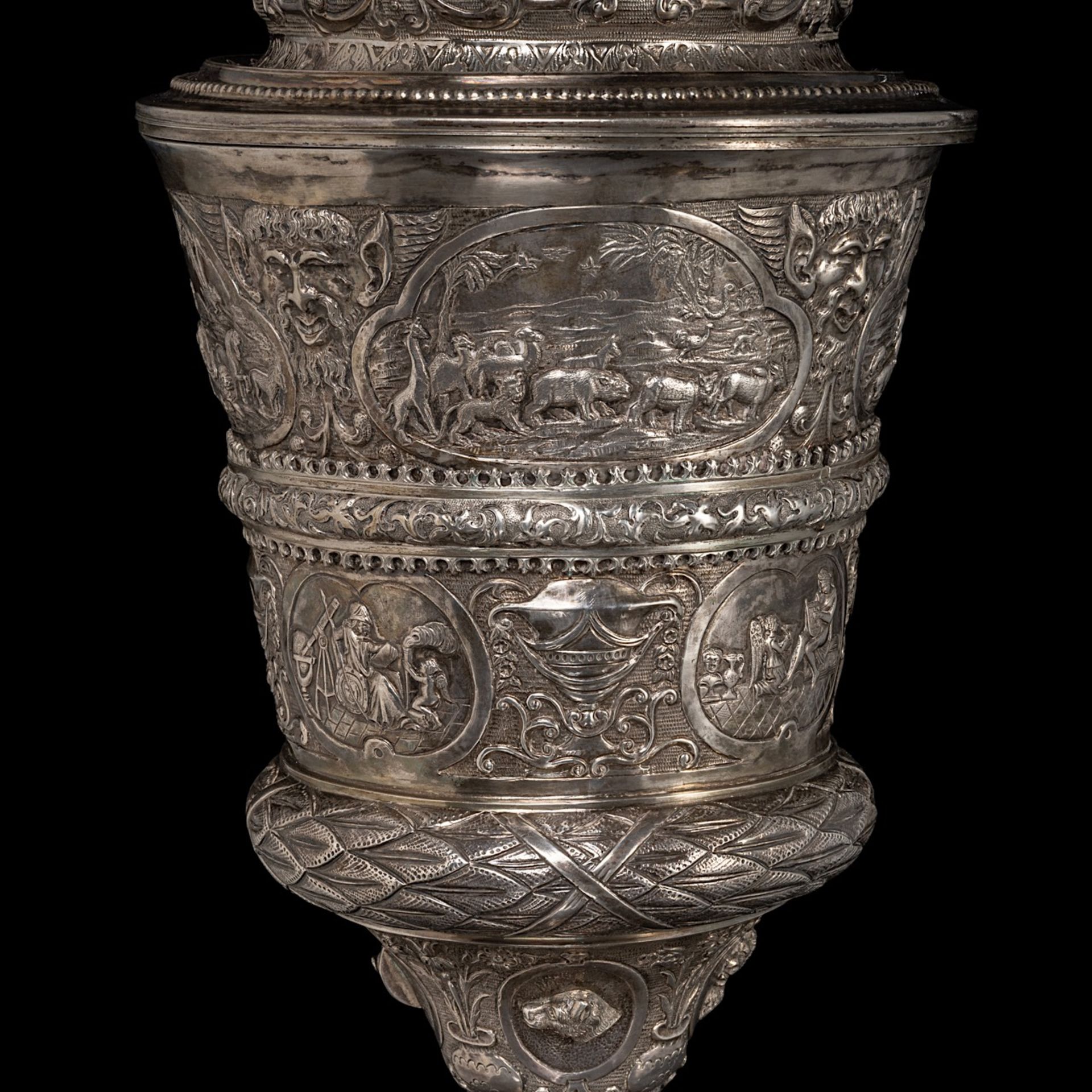 A 19thC Renaissance revival silver cup and cover, H 72,5 cm, total weight ca 2772 g - Bild 7 aus 9