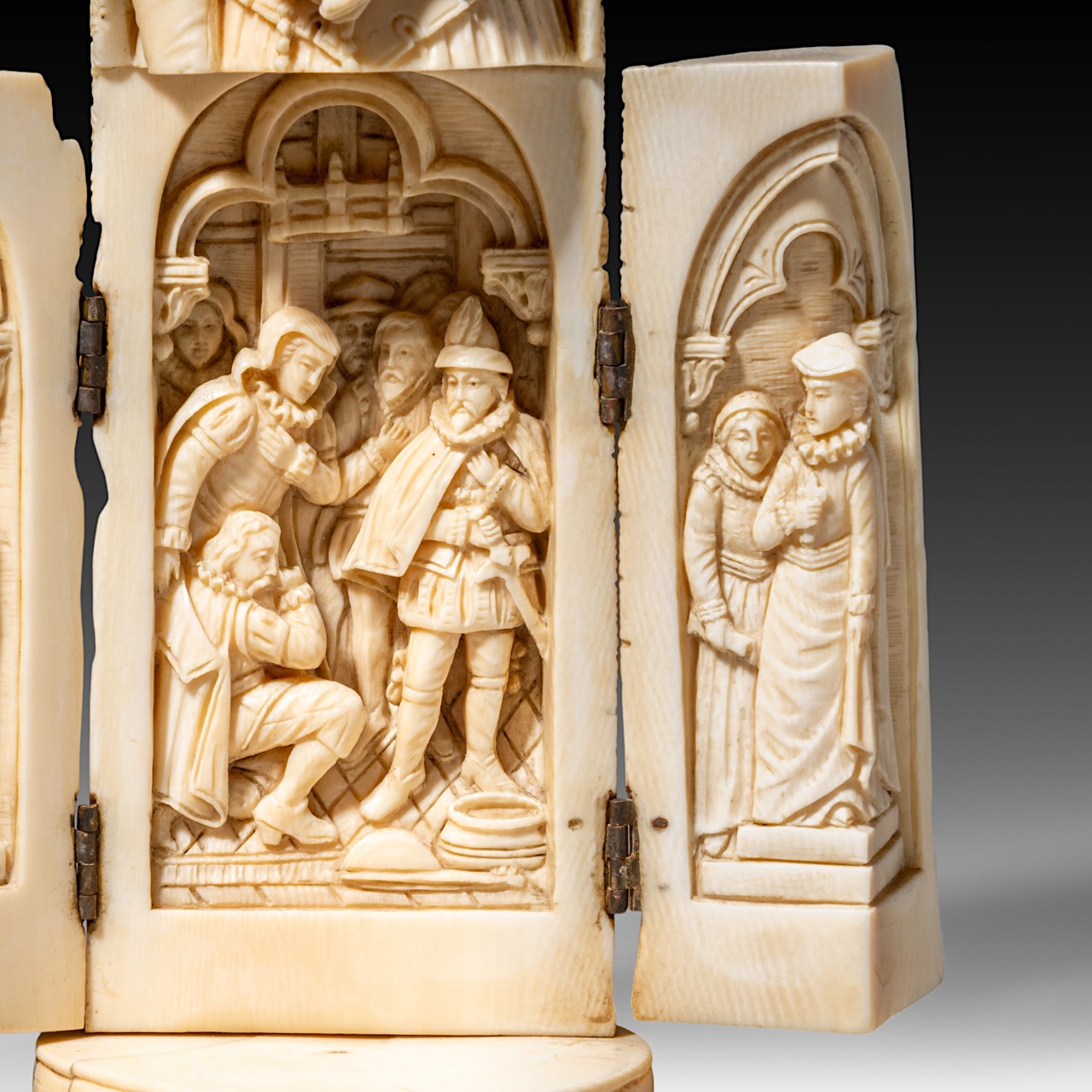 An ivory triptych sculpture of probably Mary Queen of Scots, French, 19thC, H 20 cm - 447 g (+) - Image 11 of 12