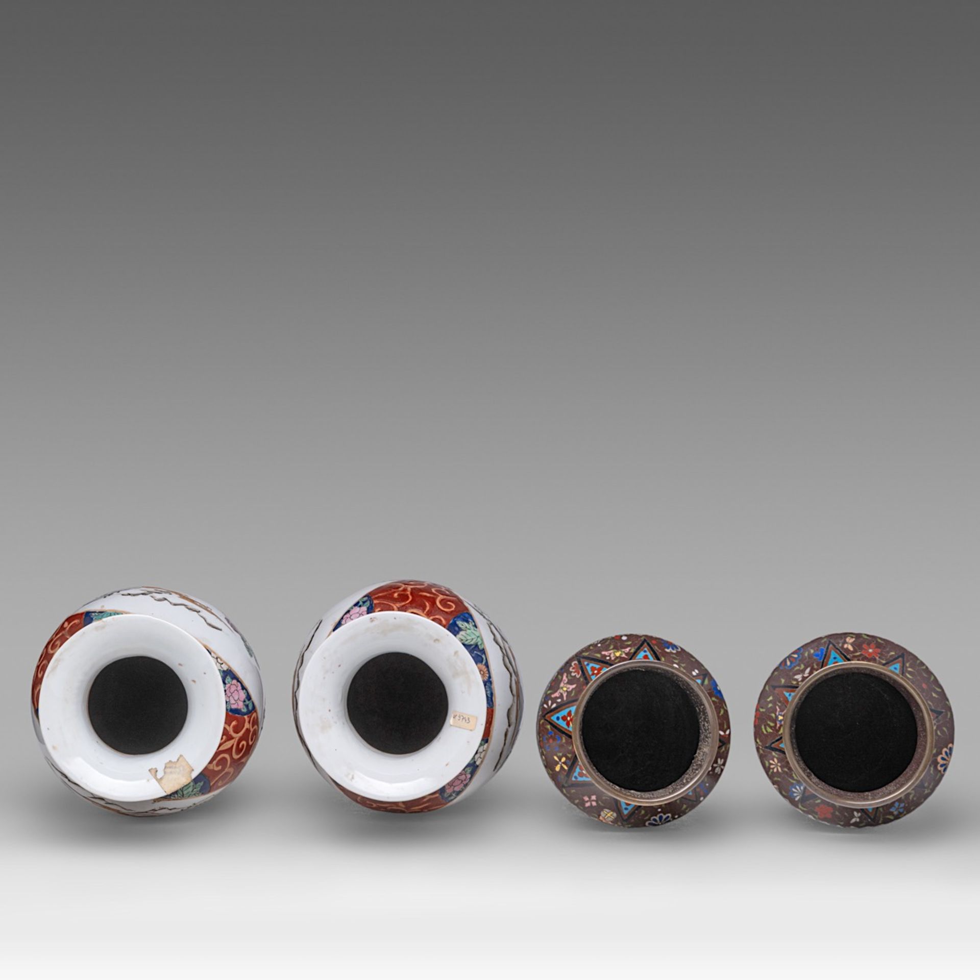 A pair of Japanese cloisonne enamelled bronze vases and a pair of Kutani vases, 20thC, H 25 cm / H 3 - Bild 5 aus 6