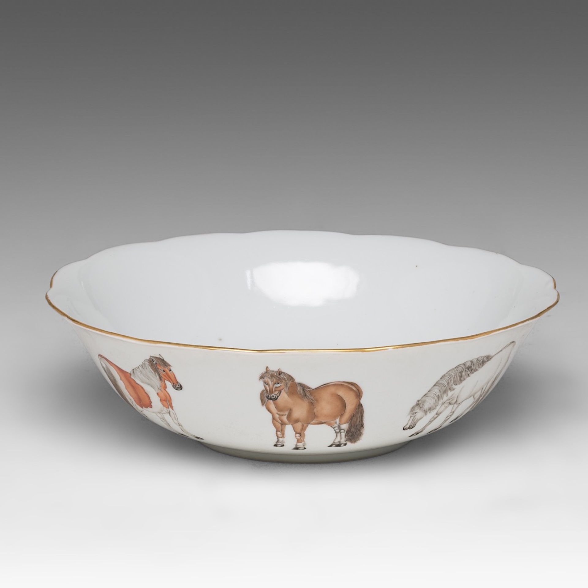 A Chinese polychrome 'Eight Horses' deep plate, Tongzhi mark and of the period, dia 25,5 cm - Bild 5 aus 7