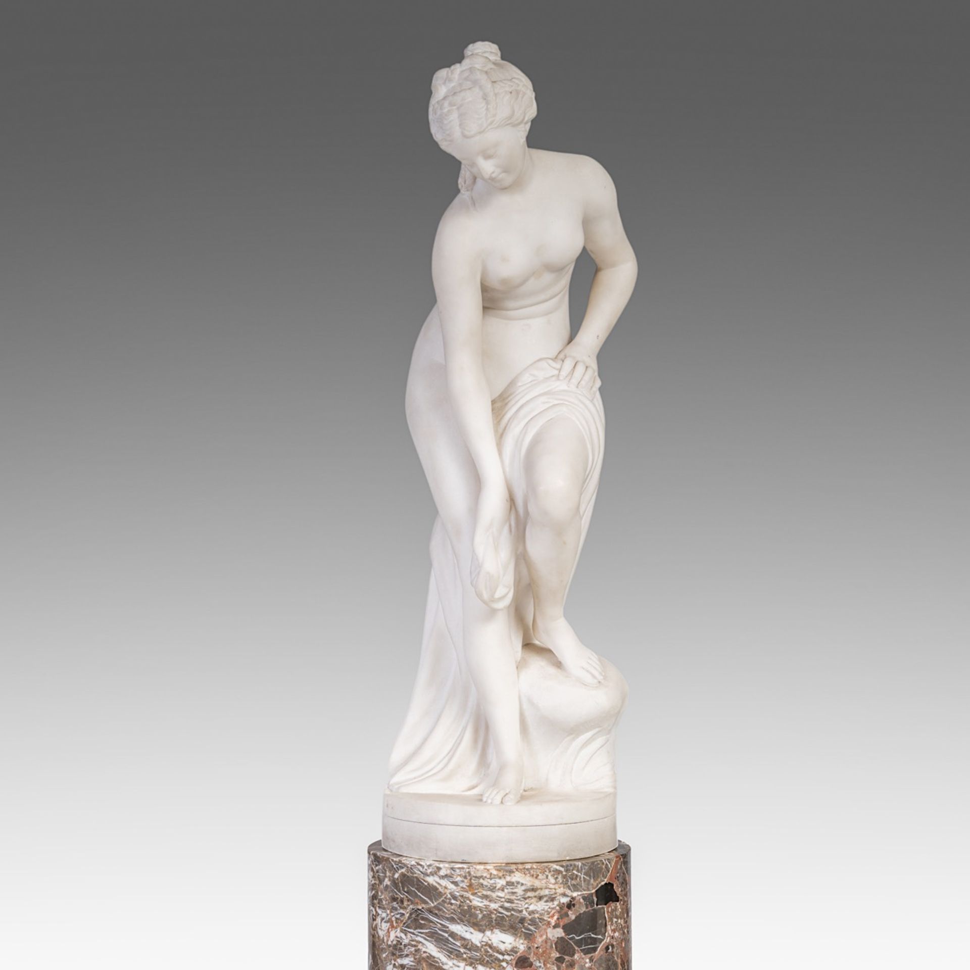 A Carrara marble sculpture of the bathing Venus, on a Breche d'Alep marble column, H 170 cm (total) - Bild 2 aus 13
