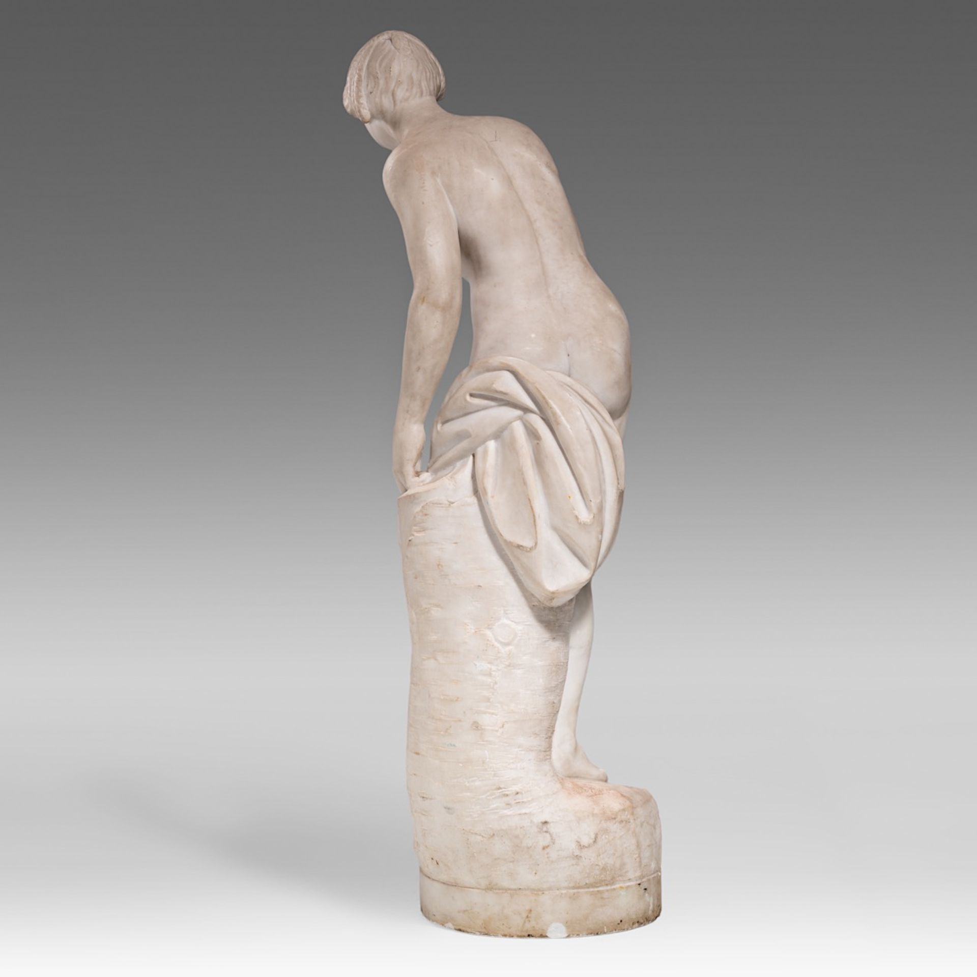A Carrara marble sculpture of the bathing Venus, ca. 1900, H 98 cm - Image 3 of 11