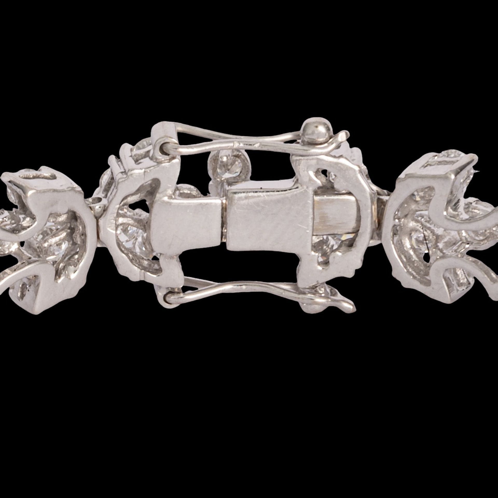 An 18ct white gold and floral set diamond riviere bracelet, total weight: 22,39 g - Image 3 of 4