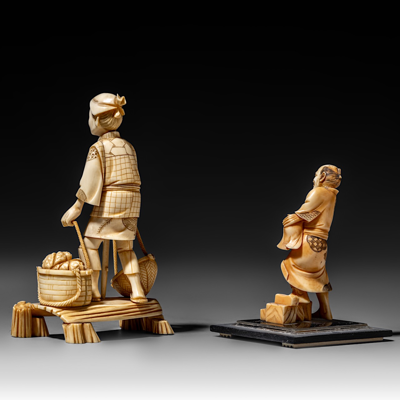 Two Japanese hippo/walrus ivory okimono of merchants, Meiji/Taisho period (1868-1926), H 15 cm - 232 - Image 4 of 9