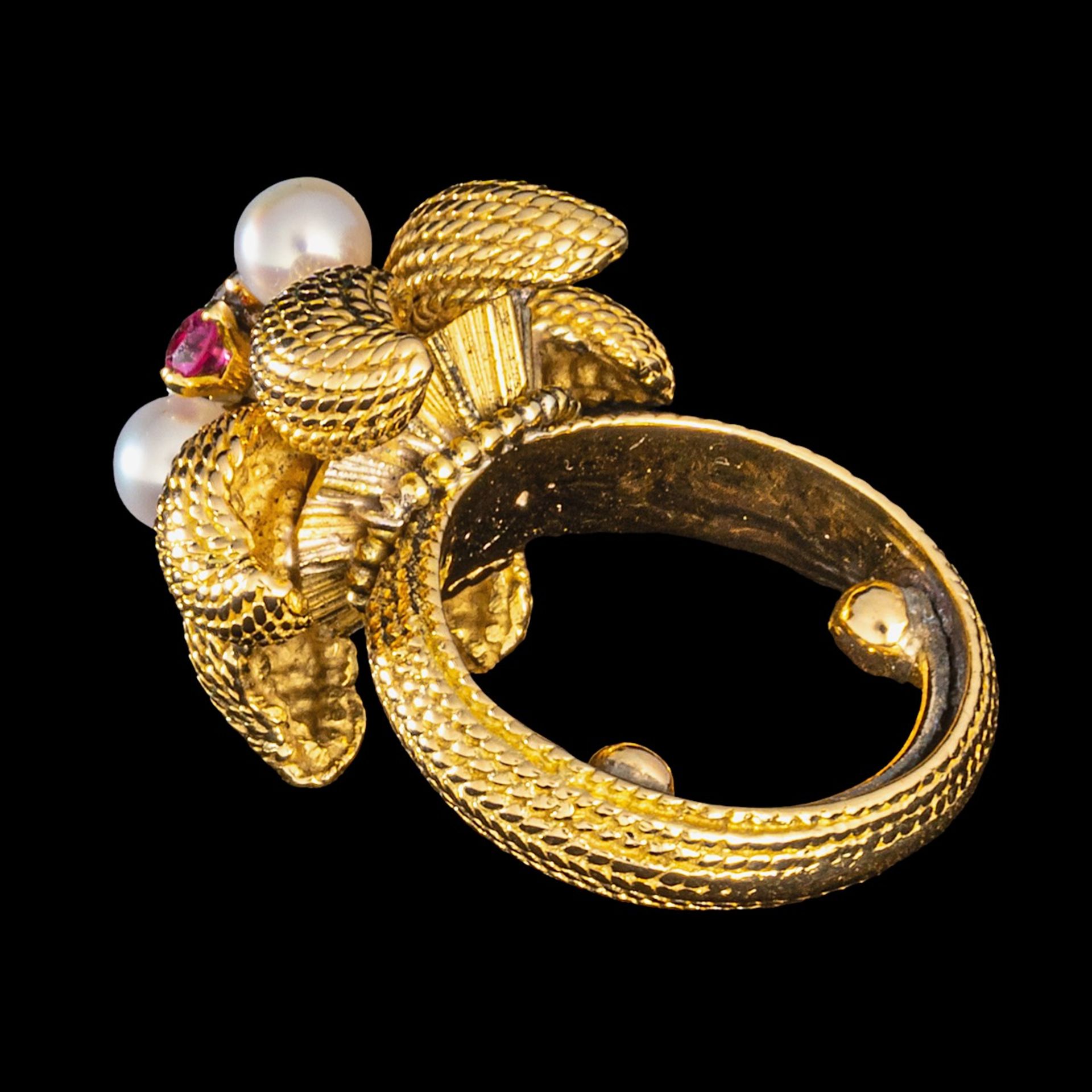 An 18ct yellow gold ring, floral set with diamonds, rubies and pearls, weight: ca 19,1 g - Bild 4 aus 5