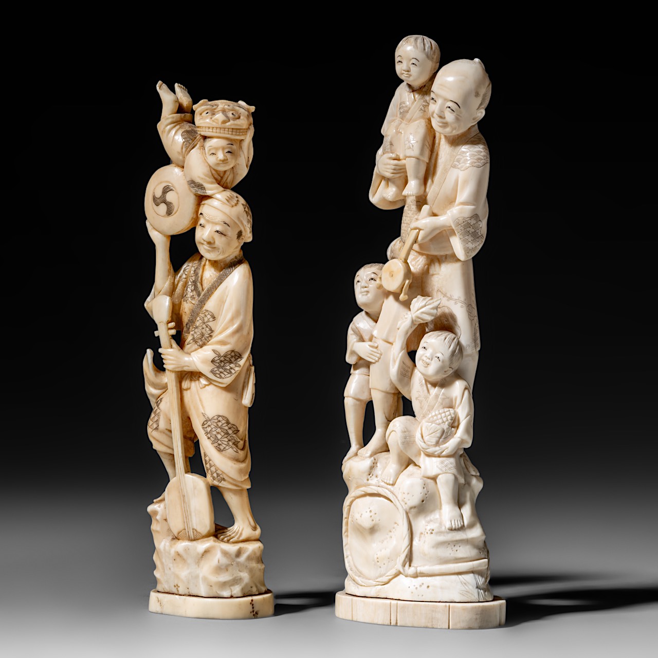 Two Japanese walrus ivory okimono of fathers with their children, Taisho period (1912-1926), H 27 cm - Image 2 of 11