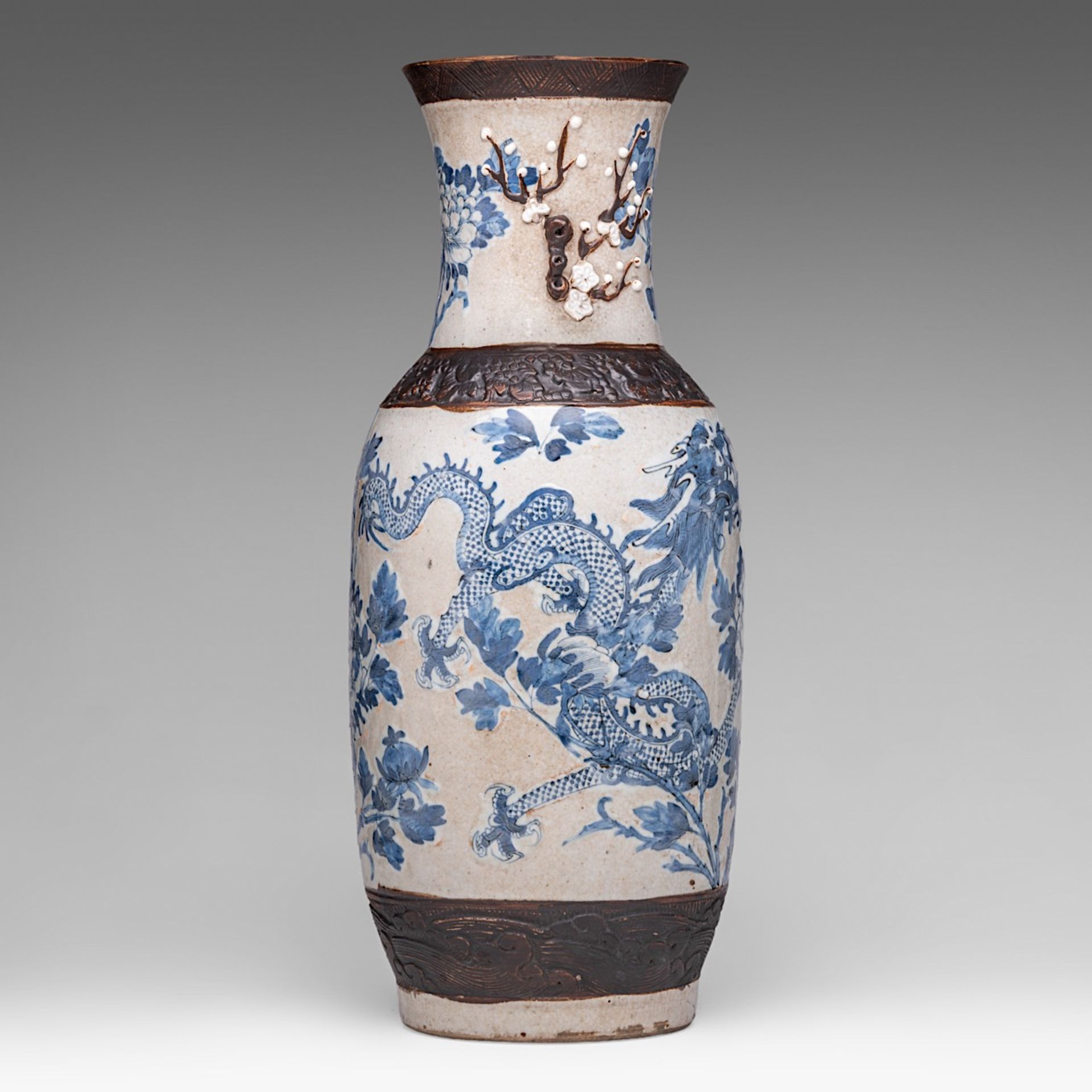 A Chinese blue and white 'Dragons amongst Peonies' Nanking stoneware vase, 19thC, H 51,5 cm - Bild 4 aus 6