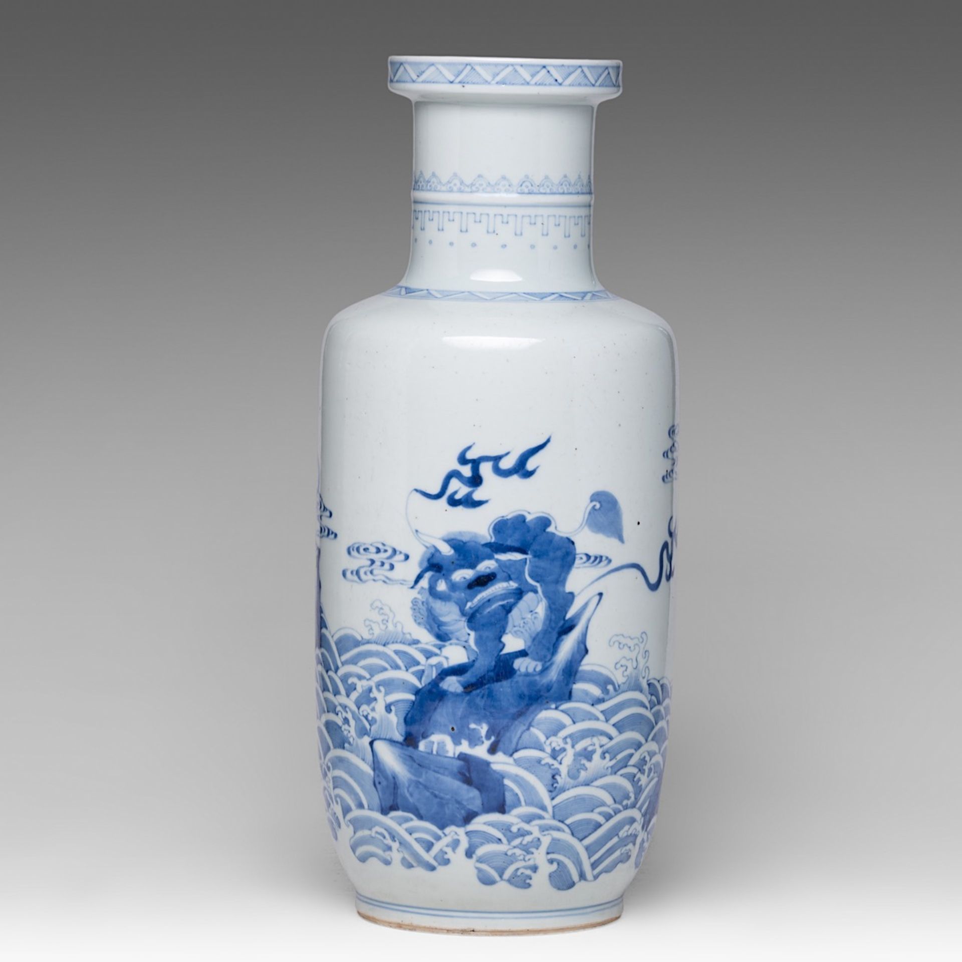 A Chinese blue and white 'Qilin amongst Waves' rouleau vase, late 19thC/20thC, H 48,5 cm - Bild 3 aus 6