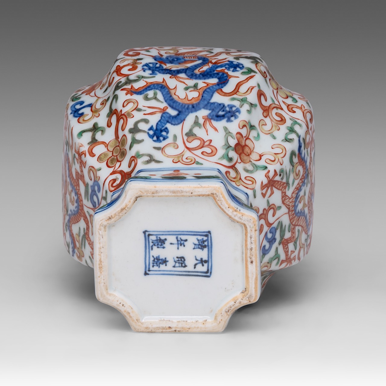 A Chinese wucai 'Dragon' quatrefoil guan jar, with a Jiajing mark, H 19,5 cm - Image 6 of 6