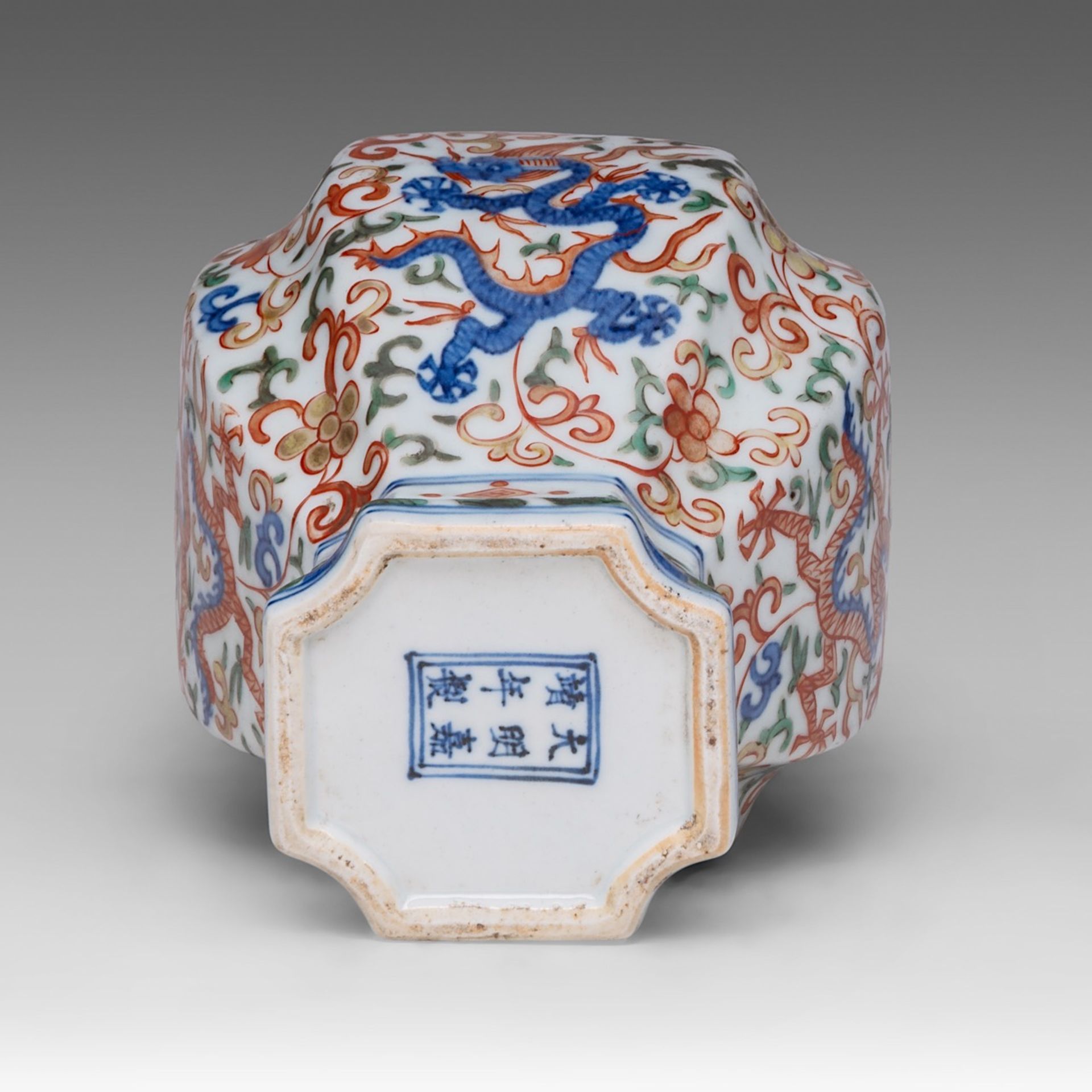 A Chinese wucai 'Dragon' quatrefoil guan jar, with a Jiajing mark, H 19,5 cm - Bild 6 aus 6
