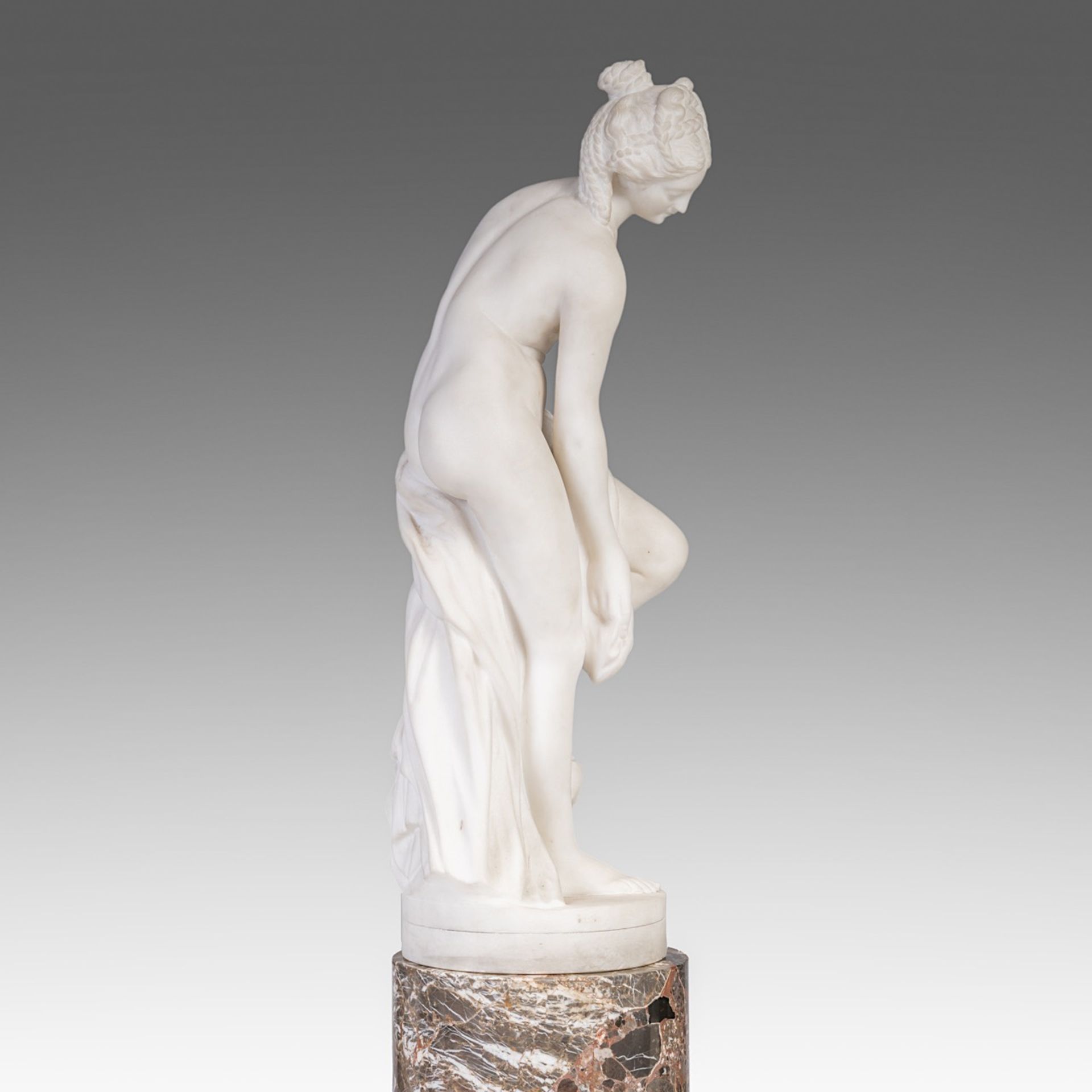 A Carrara marble sculpture of the bathing Venus, on a Breche d'Alep marble column, H 170 cm (total) - Bild 6 aus 13