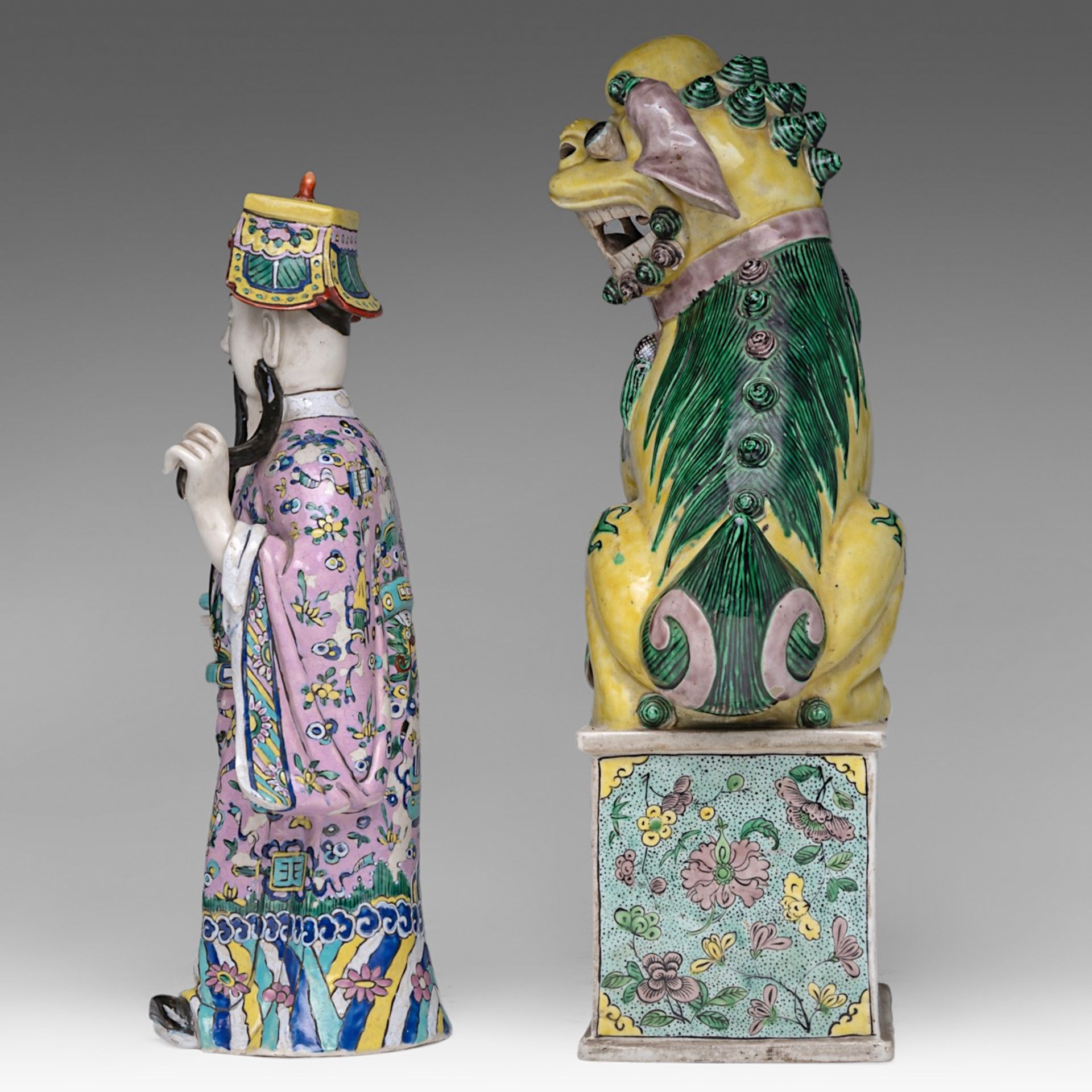 A Chinese famille verte Buddhist lion and cub, Republic period, H 42 cm - added a famille rose ename - Bild 3 aus 6