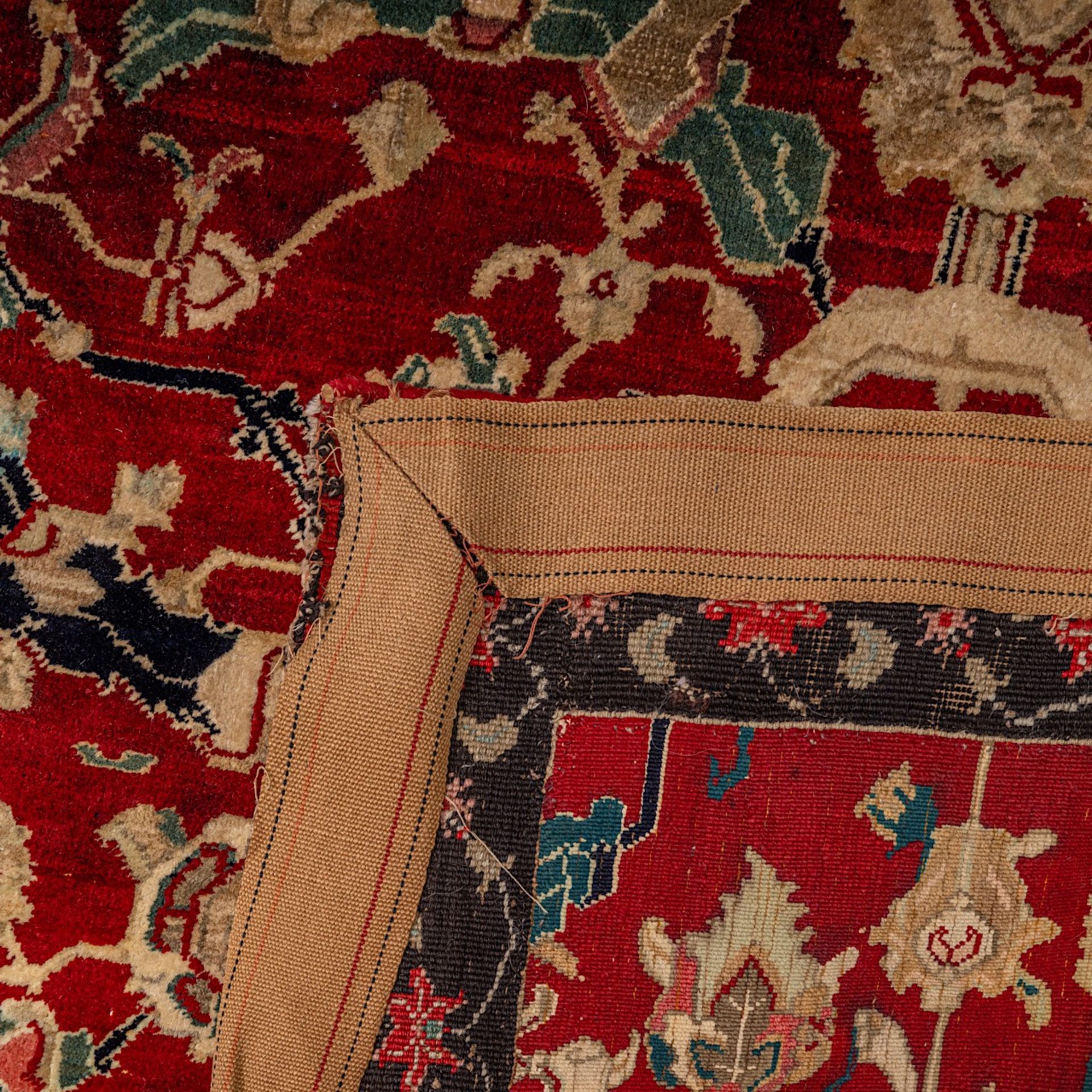 An Oriental rug, decorated with floral motifs, 210 x 355 cm - Bild 3 aus 4