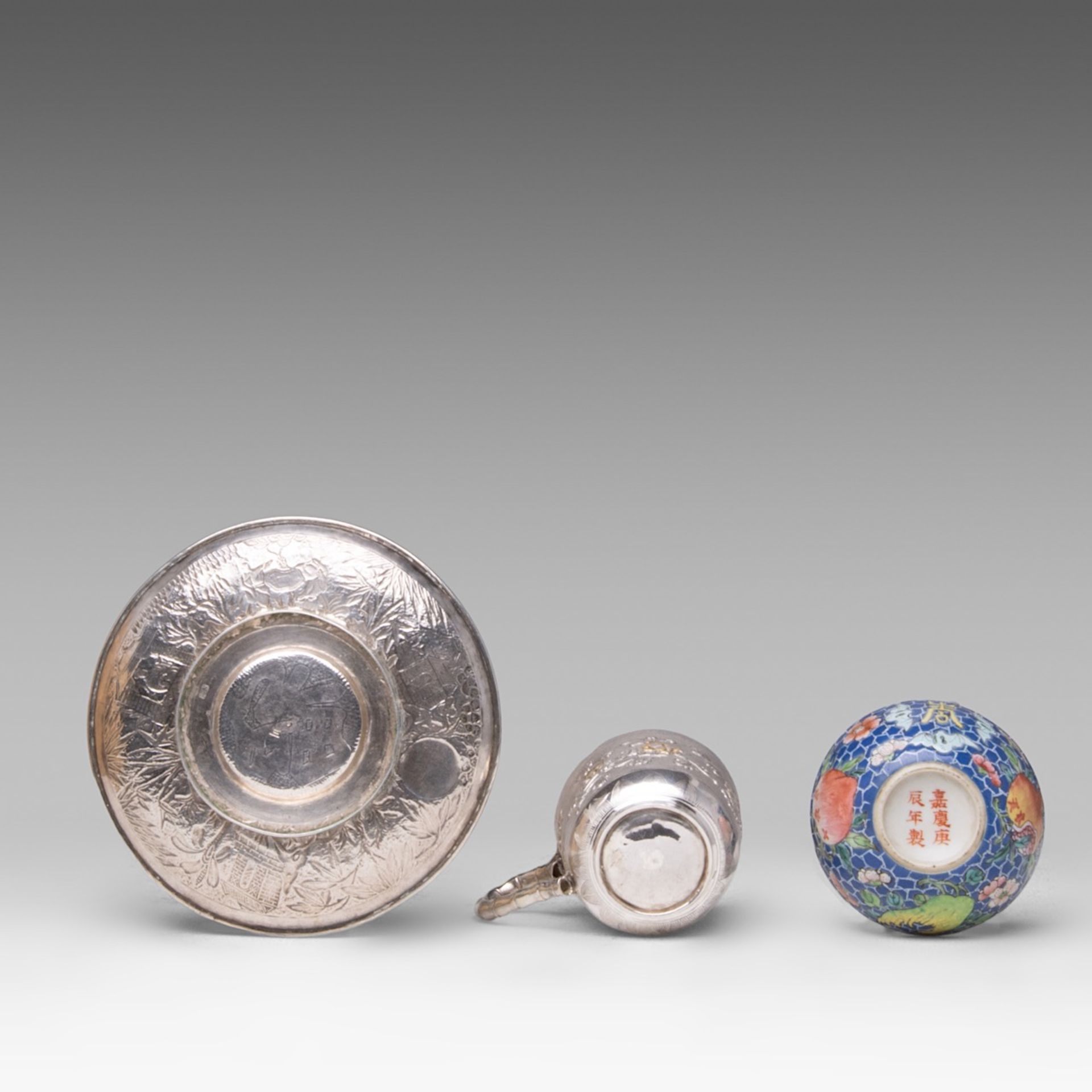 A small collection of various Chinese objects, incl. a fine famille rose 'Sanduo' wine cup, marked J - Bild 6 aus 14