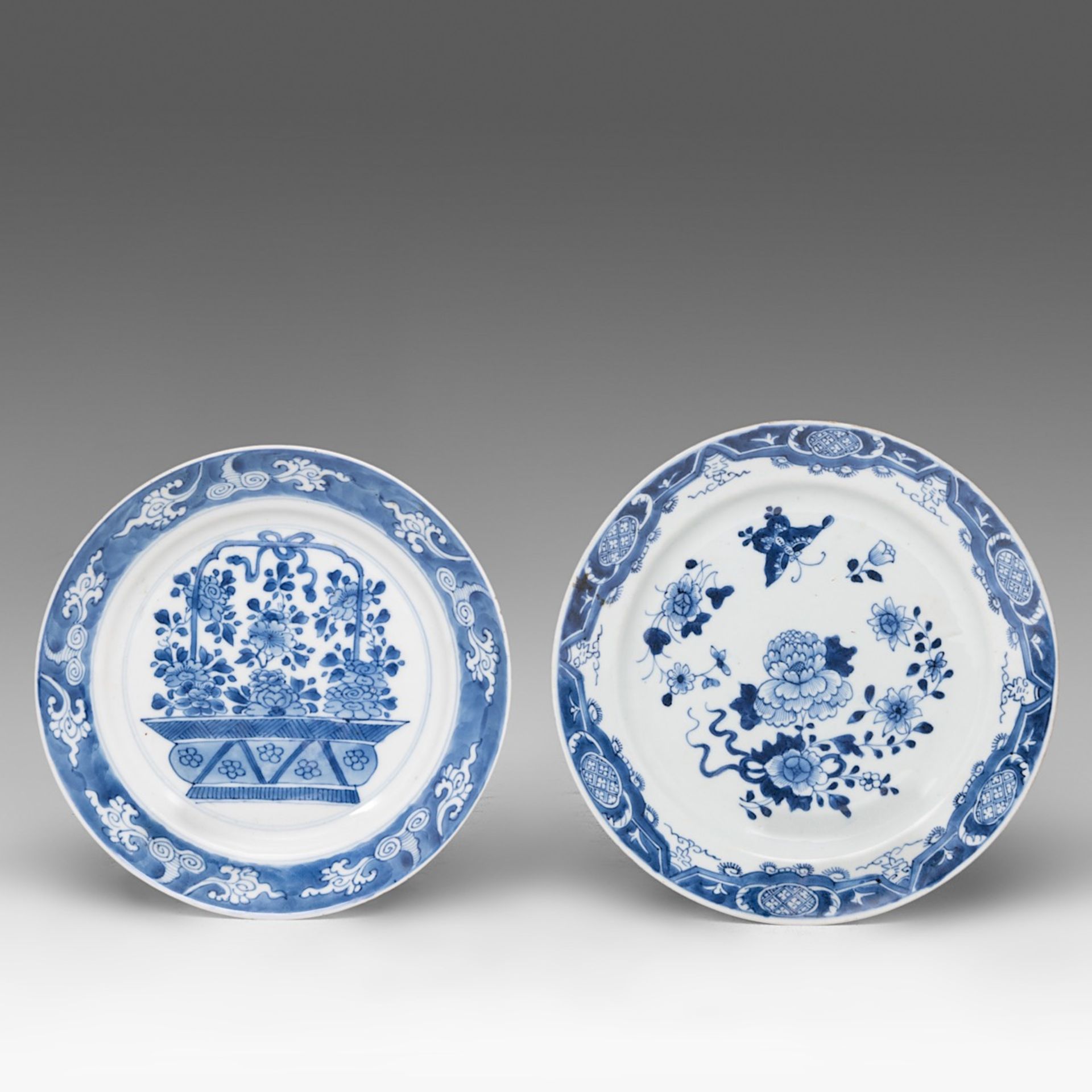 A series of three Chinese doucai floral decorated dishes, 18thC, dia 22 cm - added four blue and whi - Bild 6 aus 7