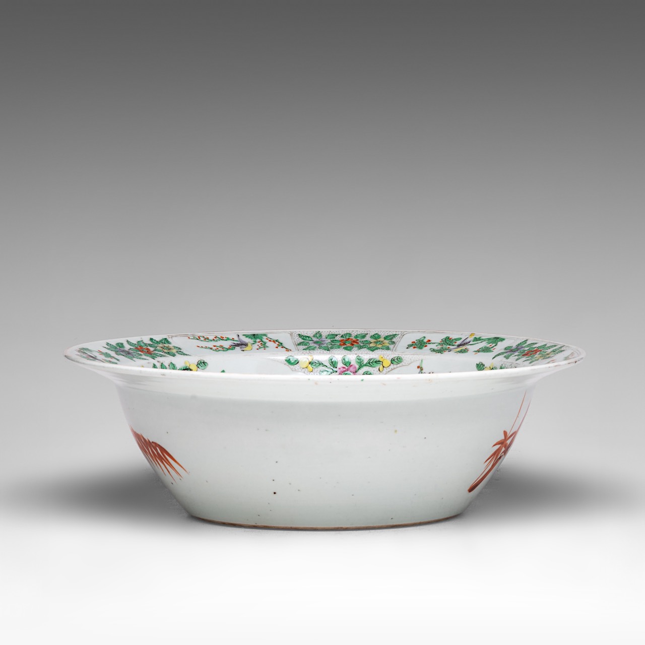 A Chinese Qianjiangcai 'Ladies in a chamber' basin bowl, late 19thC, dia 37,5 - H 11,8 cm - Image 7 of 7