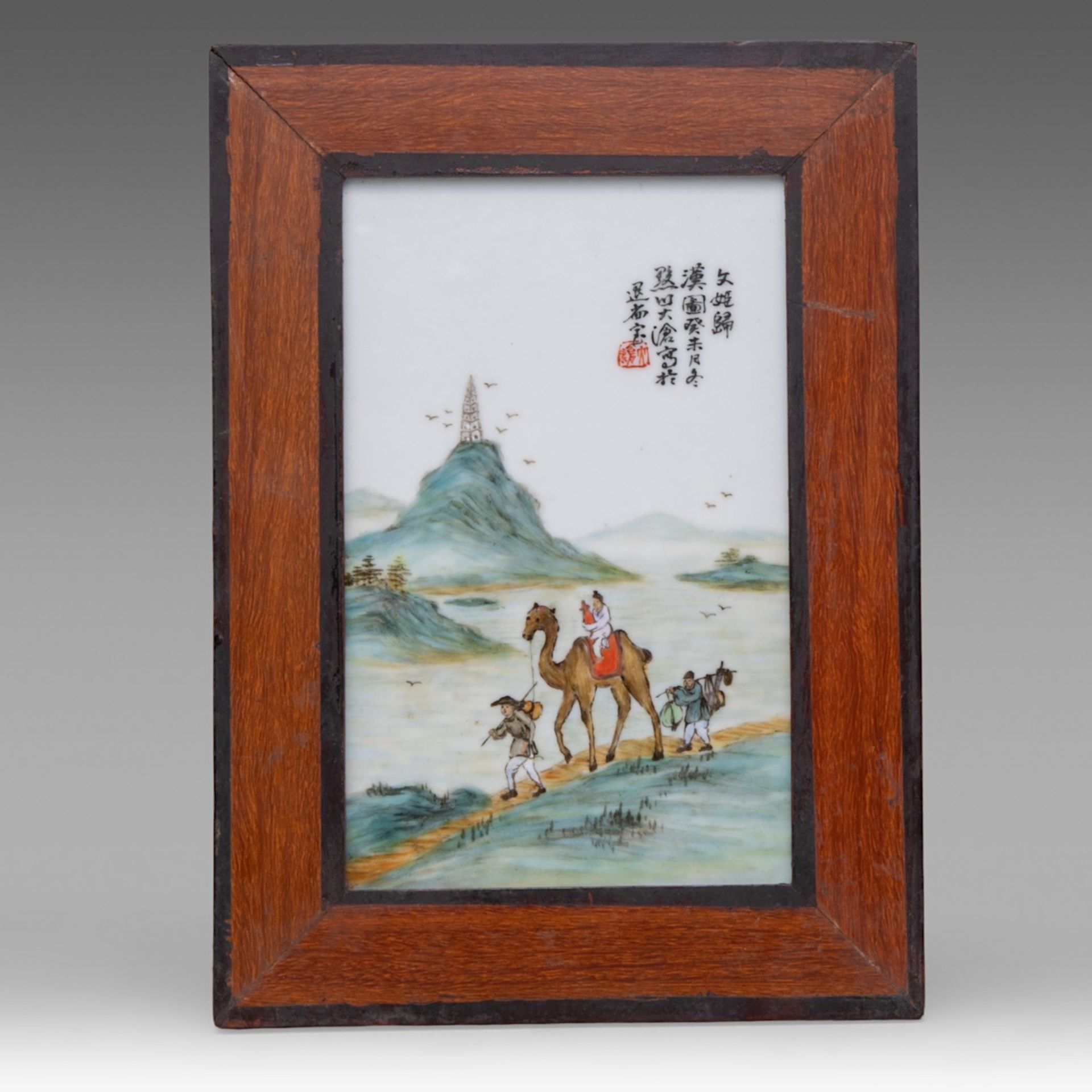 Three Chinese enamelled and signed porcelain plaques, signatures reading Wang Da Cang/ Li Ming Liang - Bild 4 aus 10