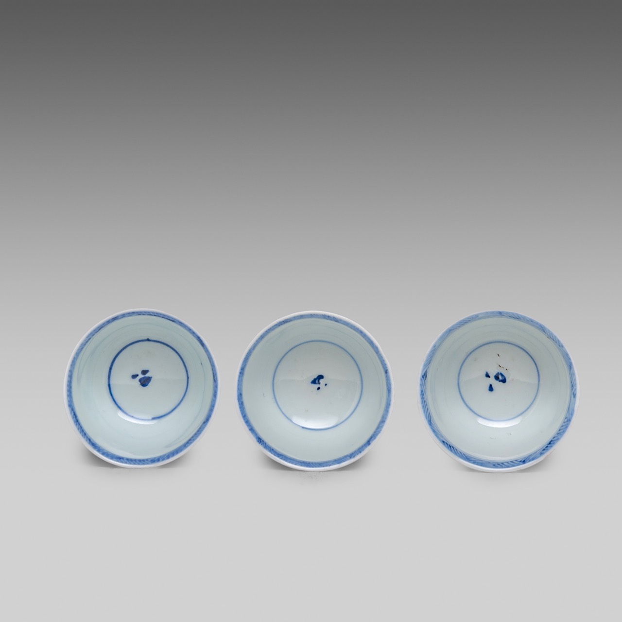 A series of five Chinese blue and white 'Female Immortal' cups, Kangxi/Yongzheng, H 3,5 - dia 7,2 cm - Image 7 of 10