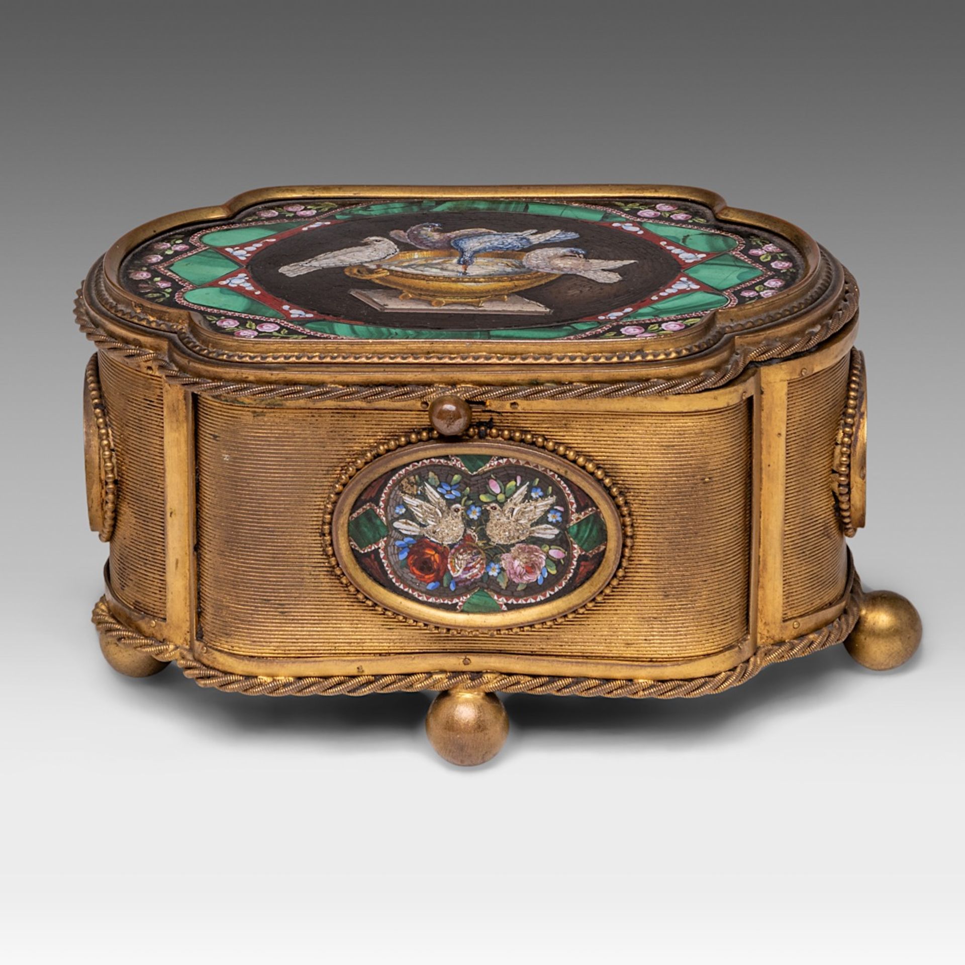 A Grand Tour Italian gilt metal and micro-mosaic jewellery casket, marked Guttin 7.5 x 14 x 9 cm. (2 - Bild 2 aus 7