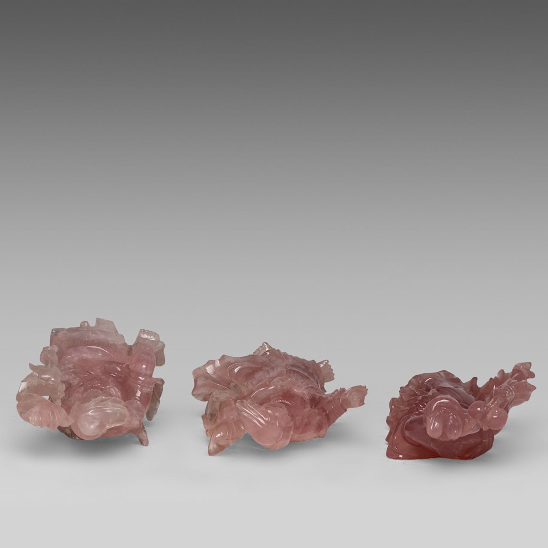 A collection of eleven Chinese mineral carvings and a pair of porcelain dishes, incl. two carnelian - Bild 6 aus 17