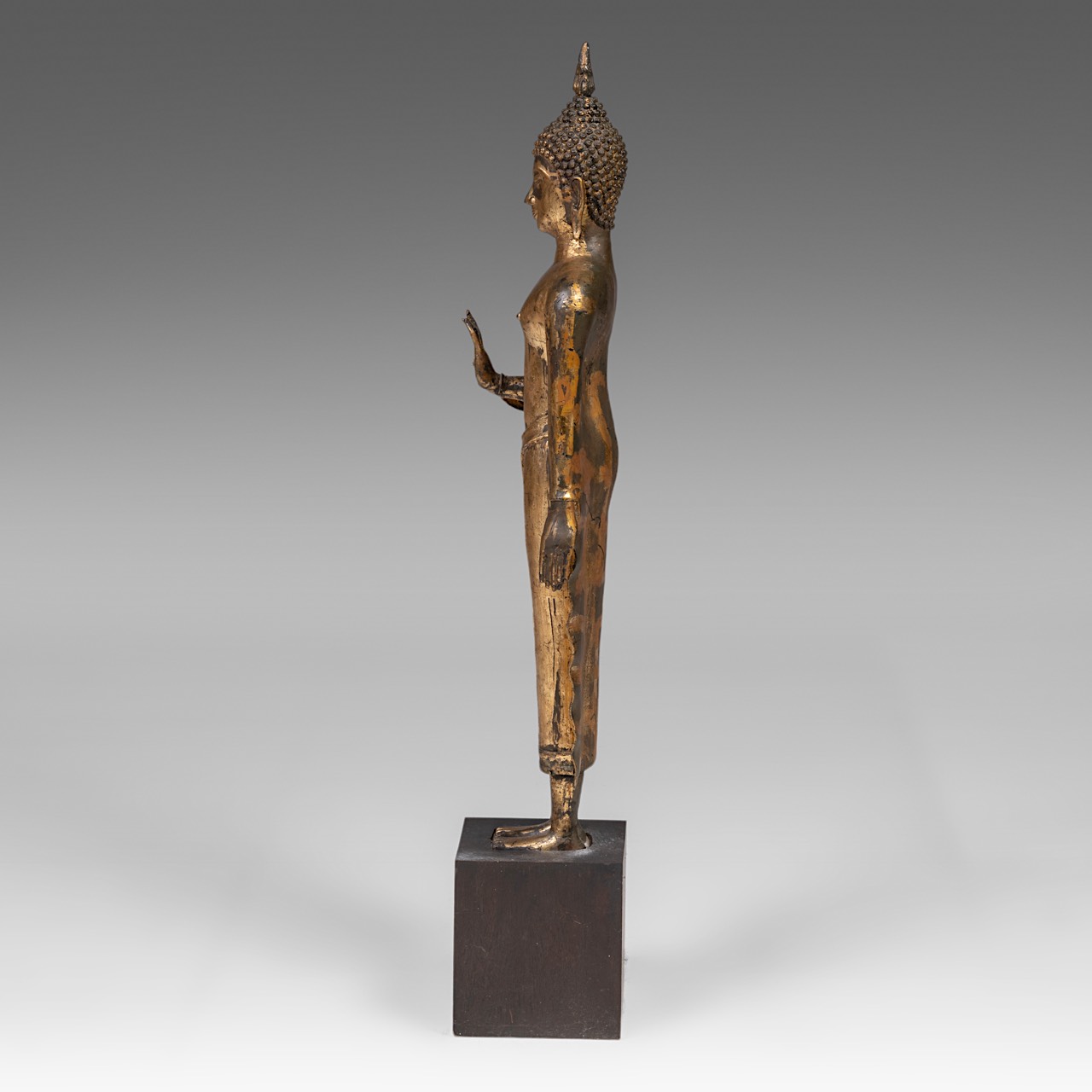 A Thai Rattanakosin style gilt bronze standing Buddha, 19thC/20thC, Total H 118 cm (incl. base) - Image 3 of 16